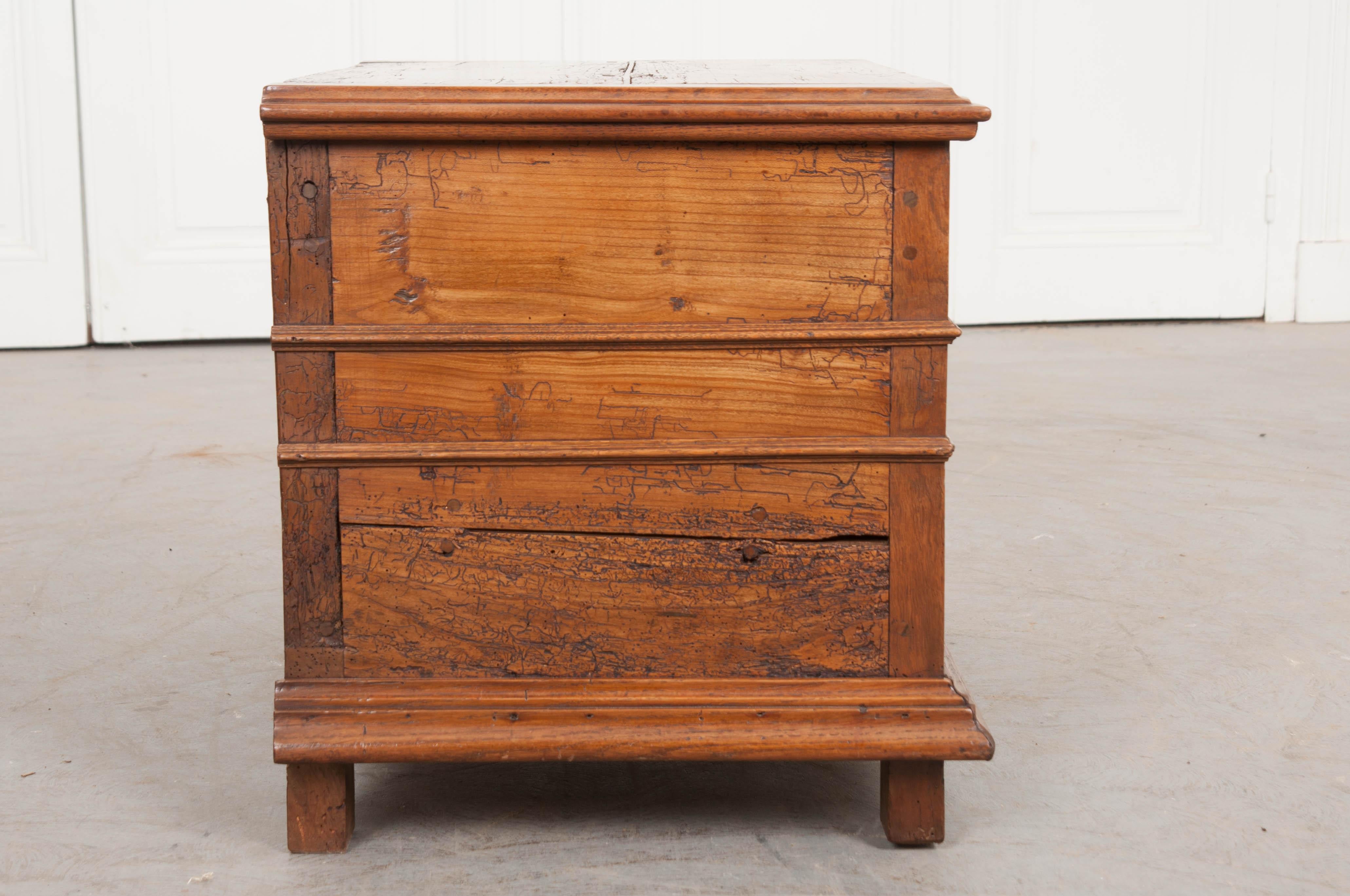 French 18th Century Transitional Walnut Trunk In Good Condition In Baton Rouge, LA