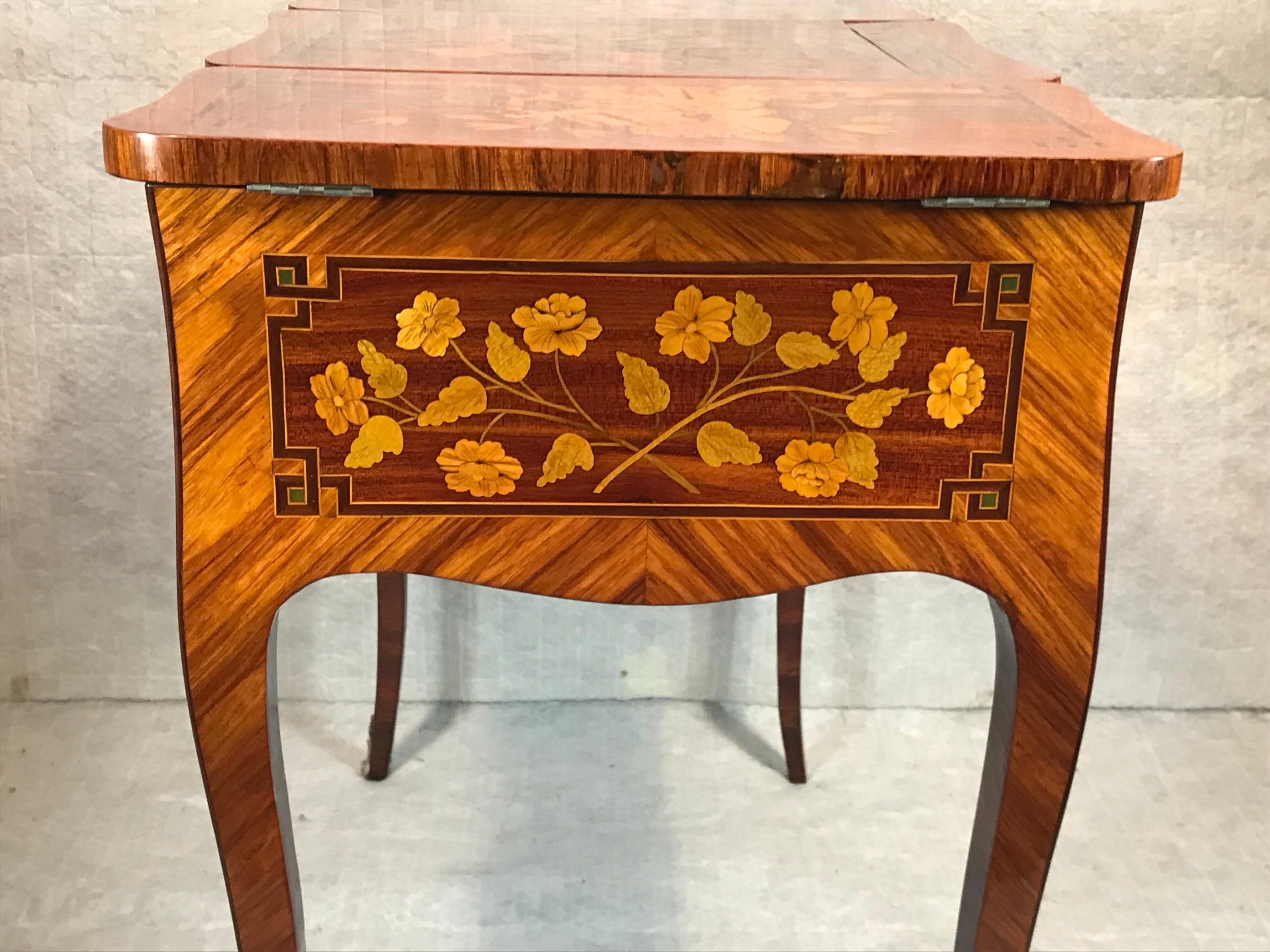 Vanité ou Poudreuse française du 18ème siècle avec un décor de marqueterie exquis en vente 2