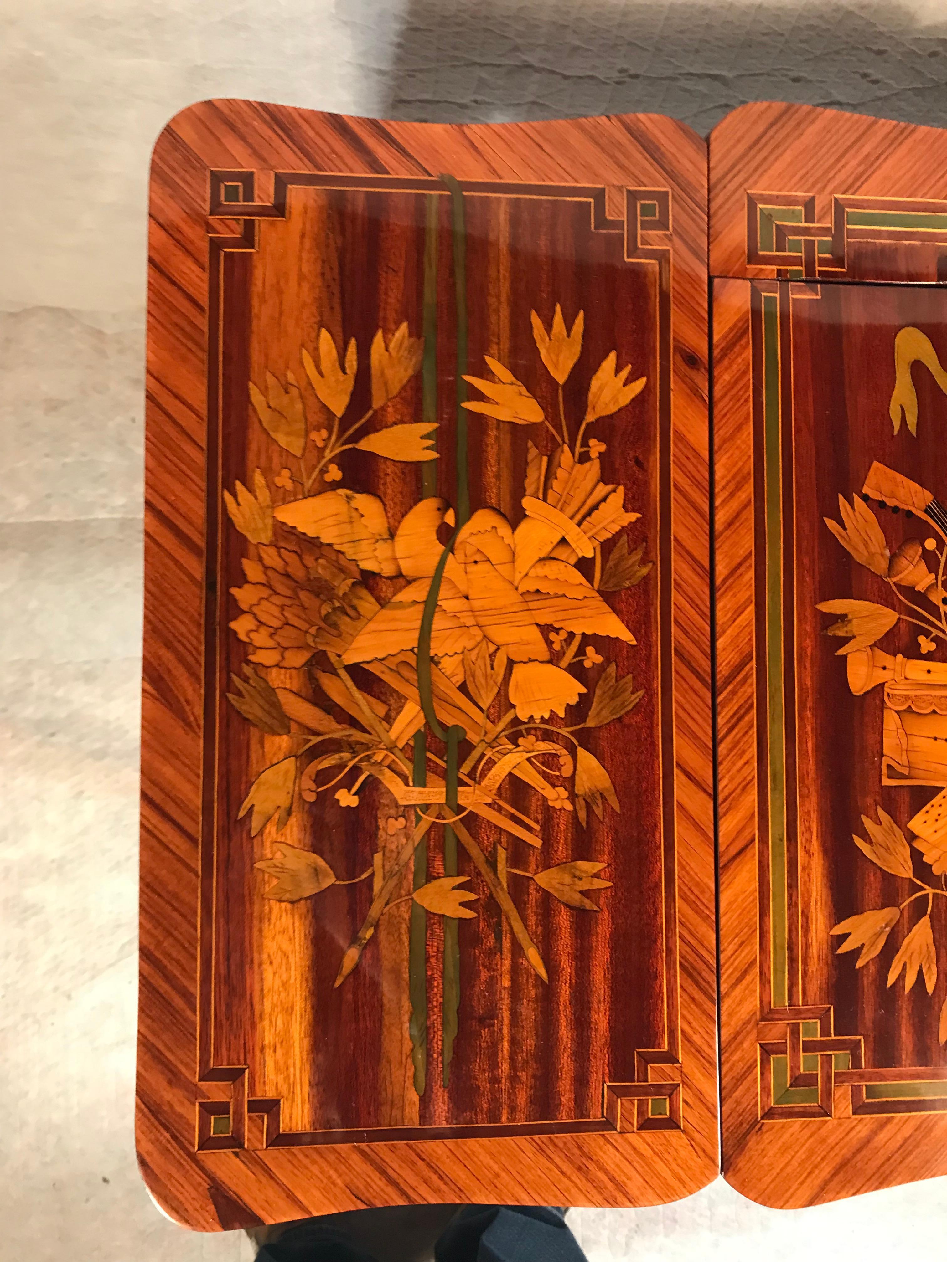 Vanité ou Poudreuse française du 18ème siècle avec un décor de marqueterie exquis en vente 4