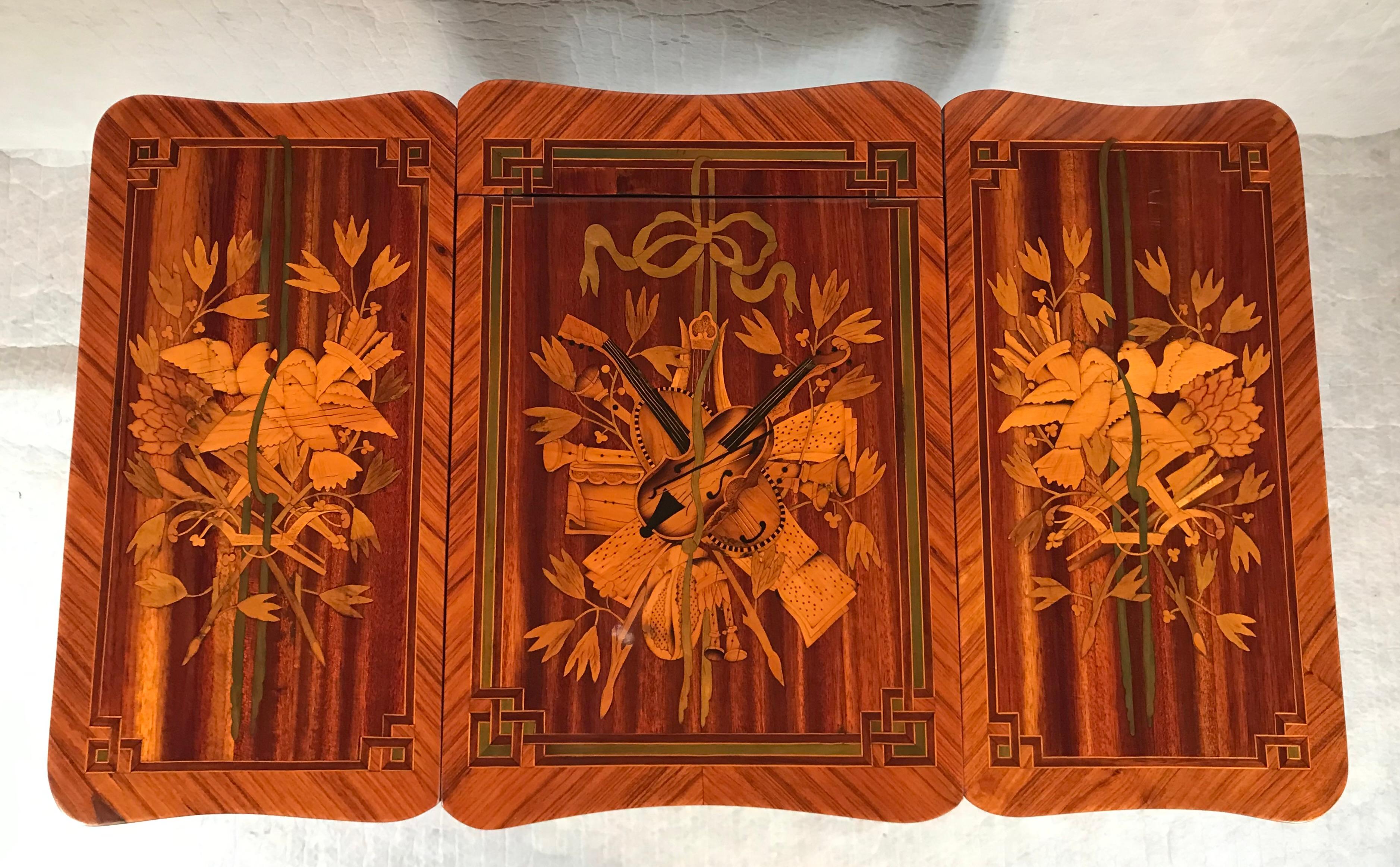 Vanité ou Poudreuse française du 18ème siècle avec un décor de marqueterie exquis en vente 5