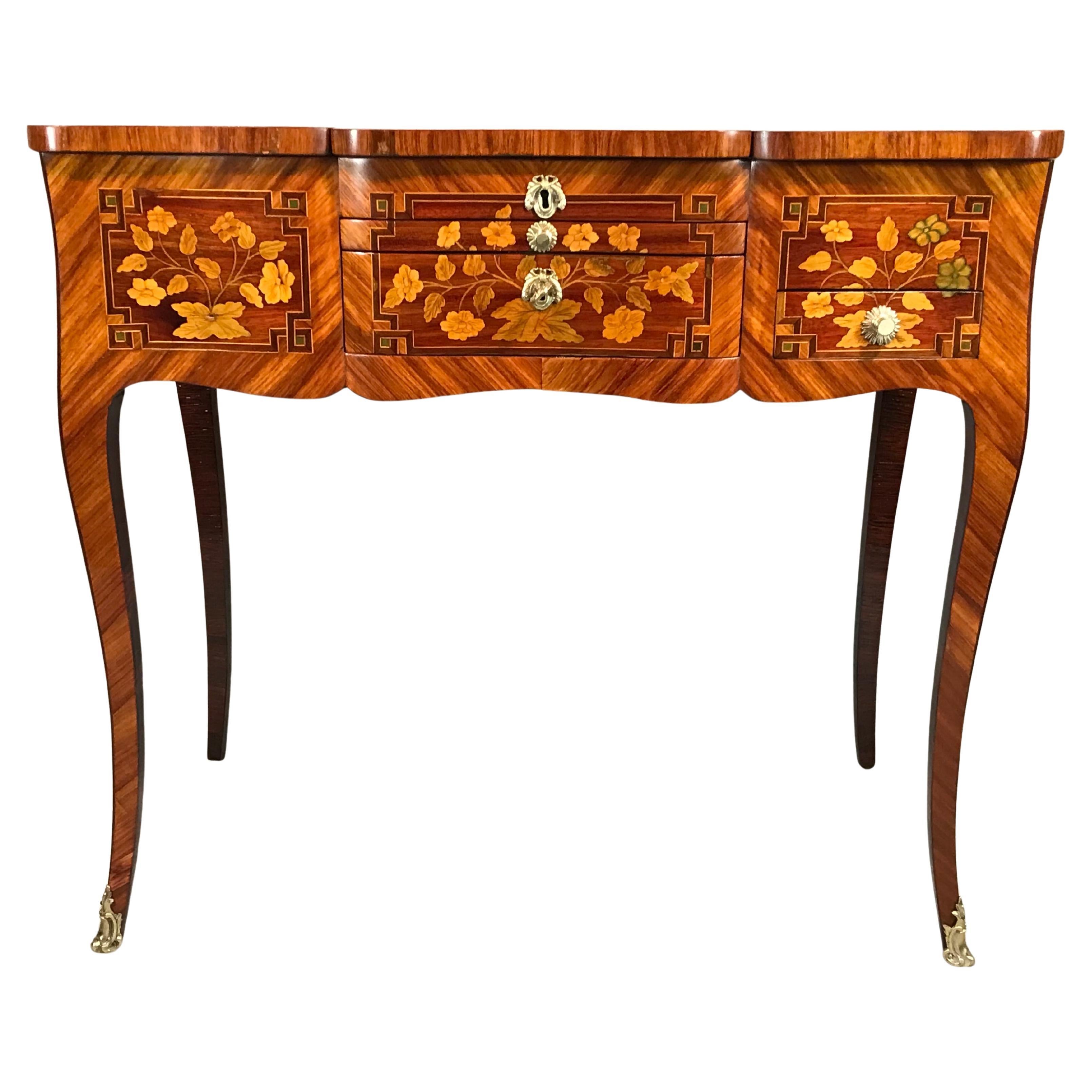 Français Vanité ou Poudreuse française du 18ème siècle avec un décor de marqueterie exquis en vente