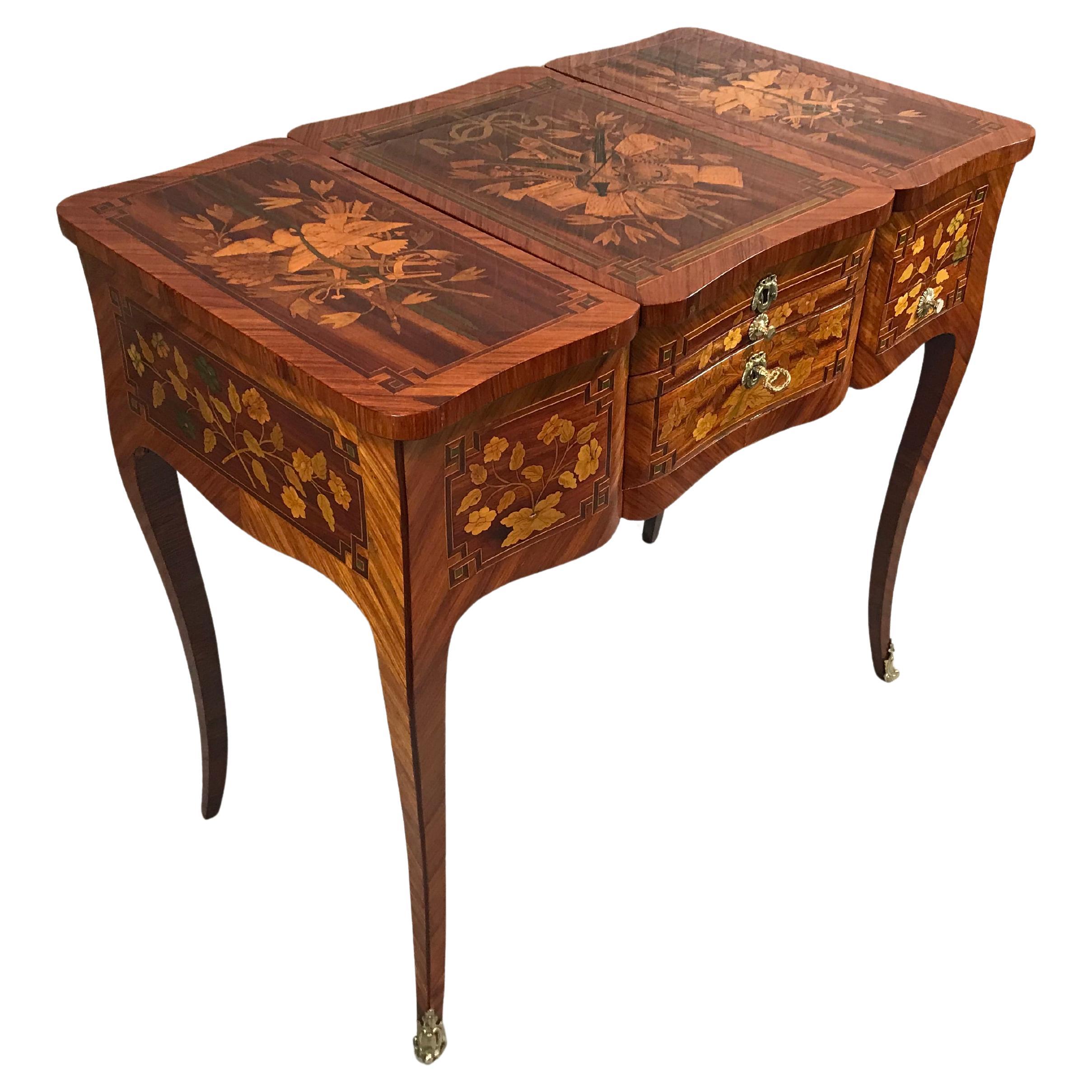 Marqueterie Vanité ou Poudreuse française du 18ème siècle avec un décor de marqueterie exquis en vente