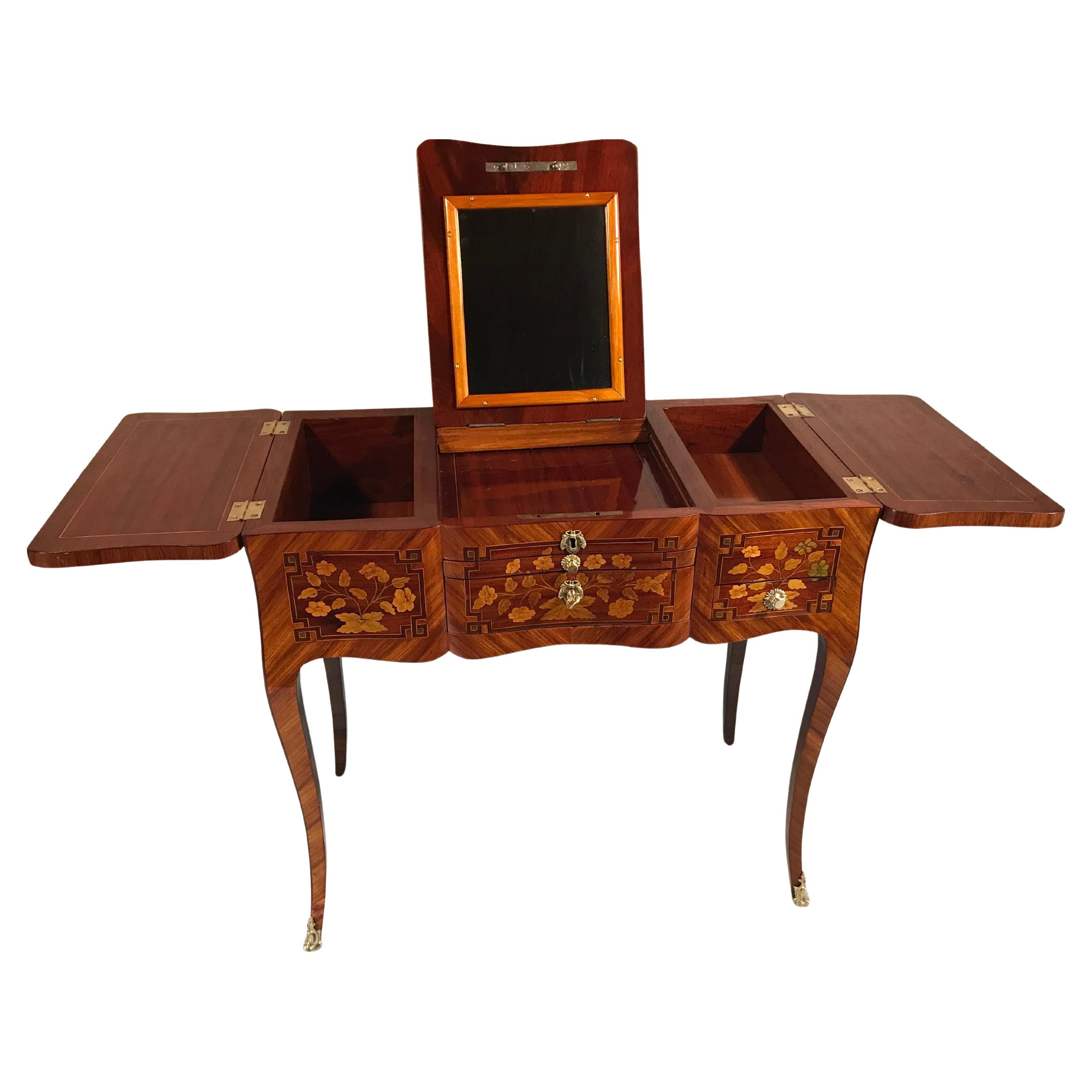 Vanité ou Poudreuse française du 18ème siècle avec un décor de marqueterie exquis Bon état - En vente à Belmont, MA