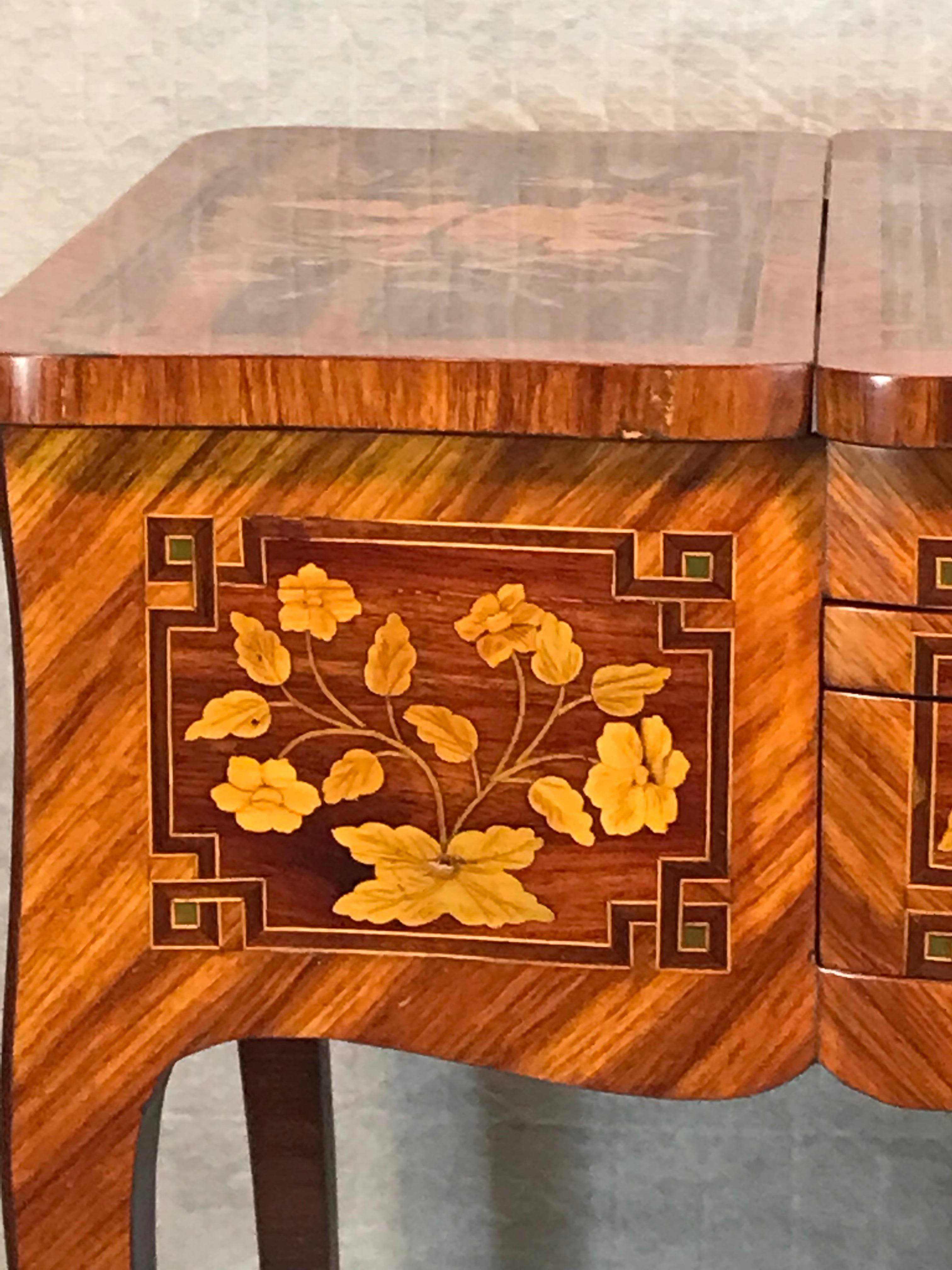 Milieu du XVIIIe siècle Vanité ou Poudreuse française du 18ème siècle avec un décor de marqueterie exquis en vente