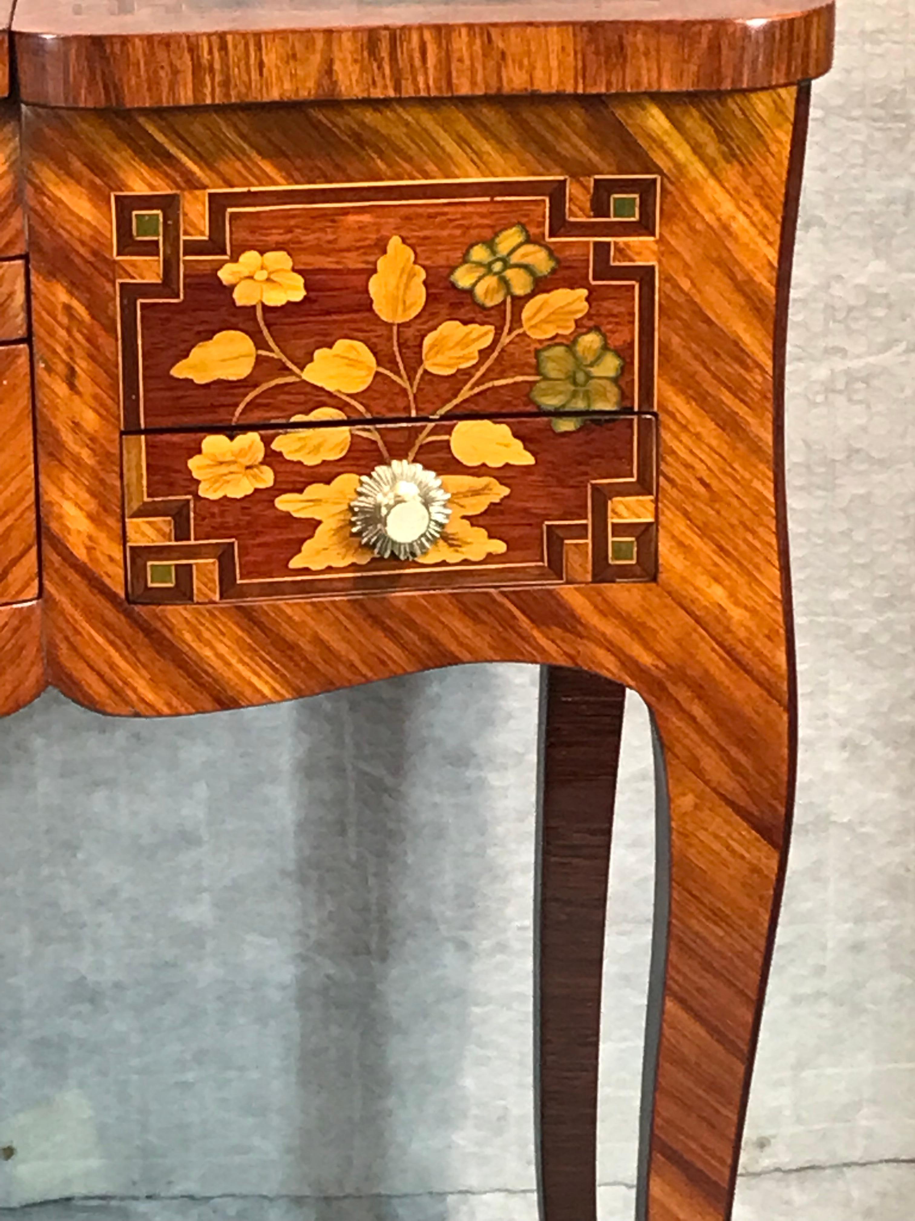 Bois de violette Vanité ou Poudreuse française du 18ème siècle avec un décor de marqueterie exquis en vente