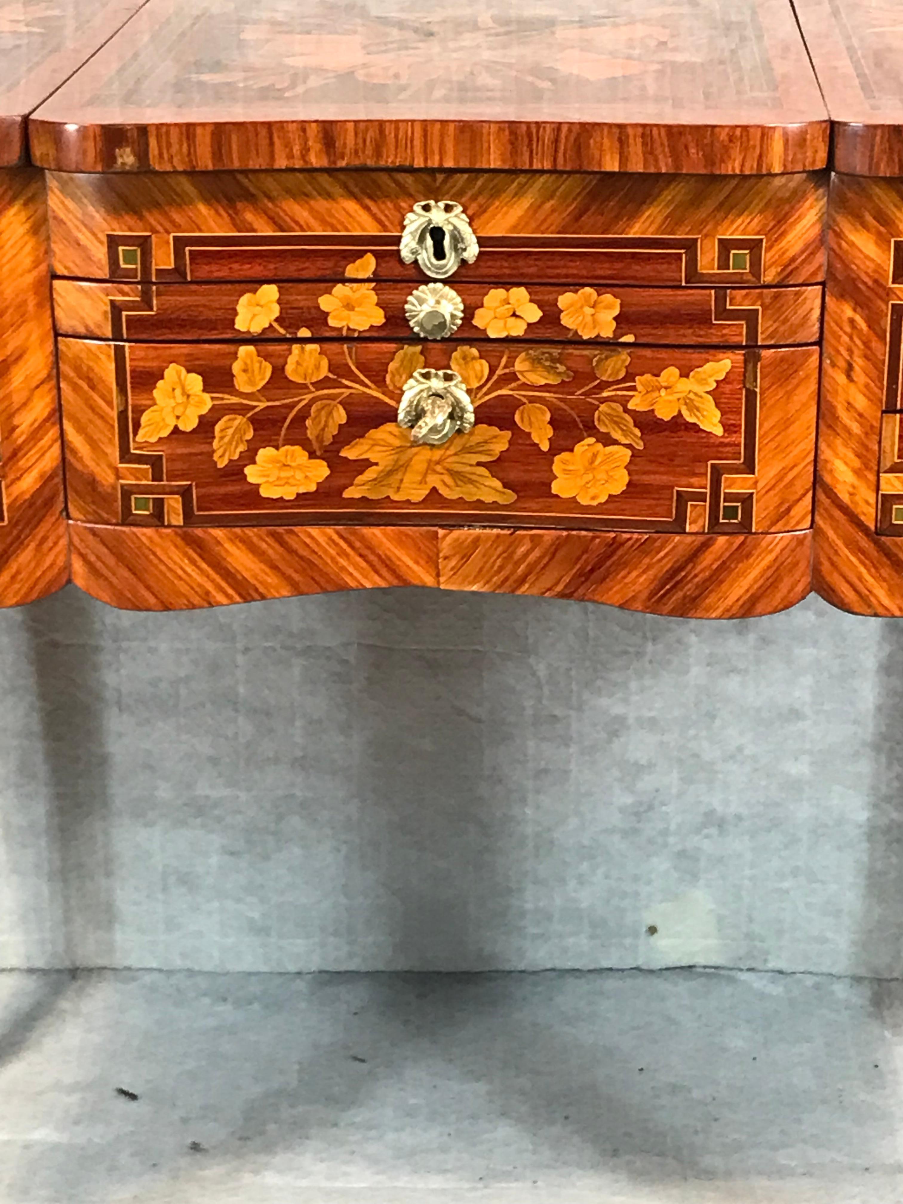 Vanité ou Poudreuse française du 18ème siècle avec un décor de marqueterie exquis en vente 1