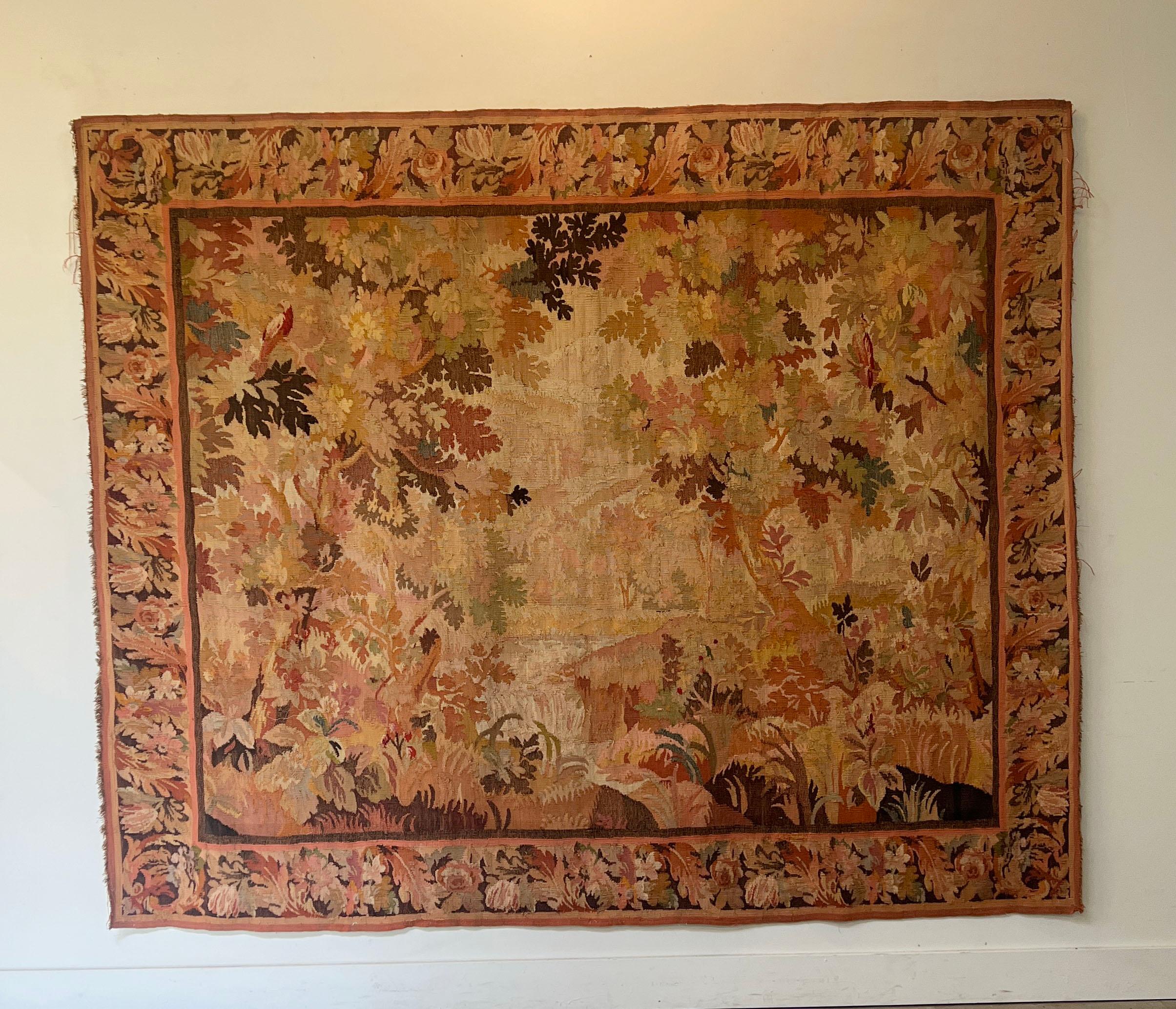 Ein hervorragender französischer Wandteppich aus dem 18. Jahrhundert, der eine Waldszene an einem Flusslauf darstellt. In den herbstlichen Farben von verbrannten Orangen, Gold, Braun, Rot und Grün, würde dieses atemberaubende gewebte Textil eine