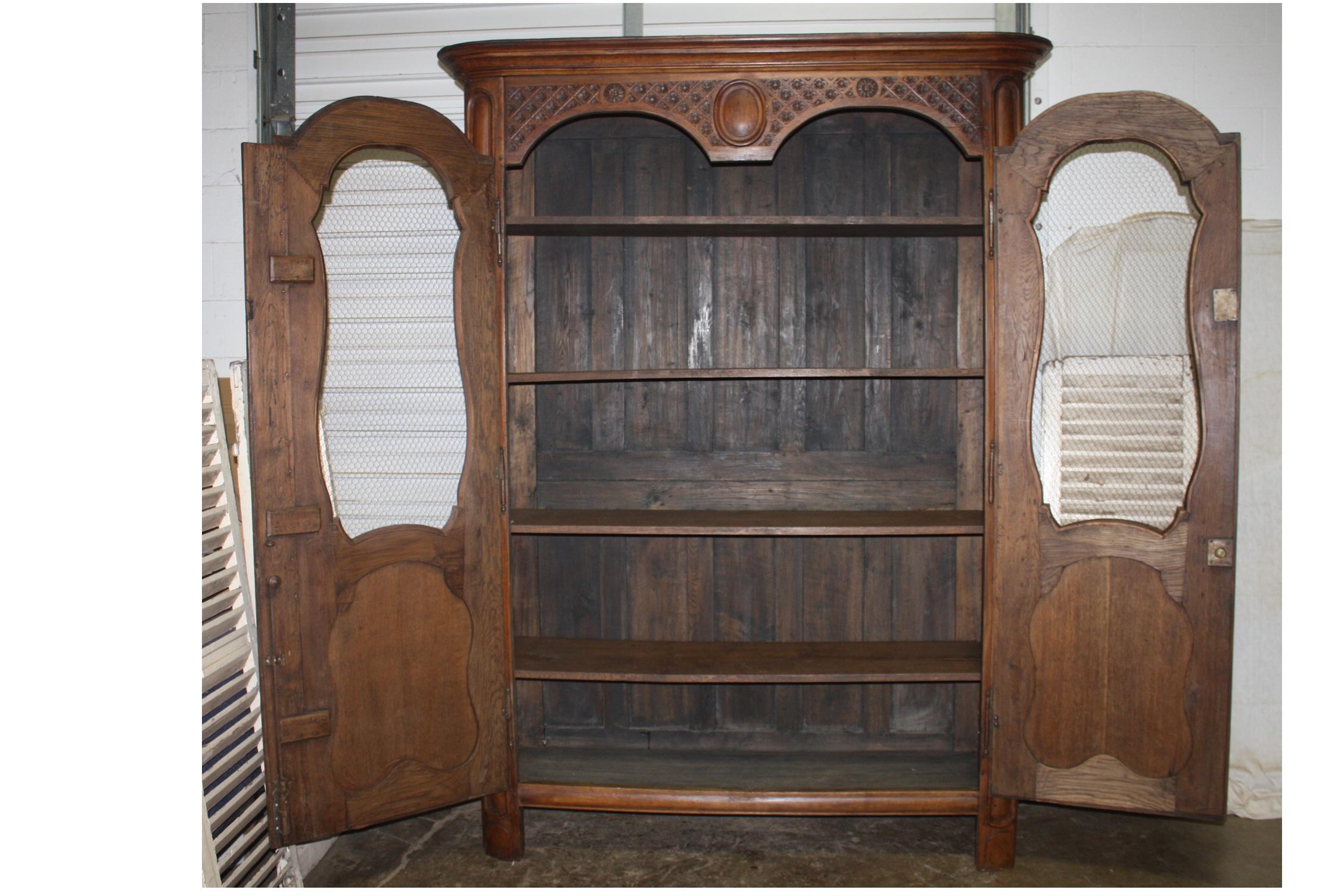French 18th Century Vitrine or bookcase In Good Condition For Sale In Stockbridge, GA