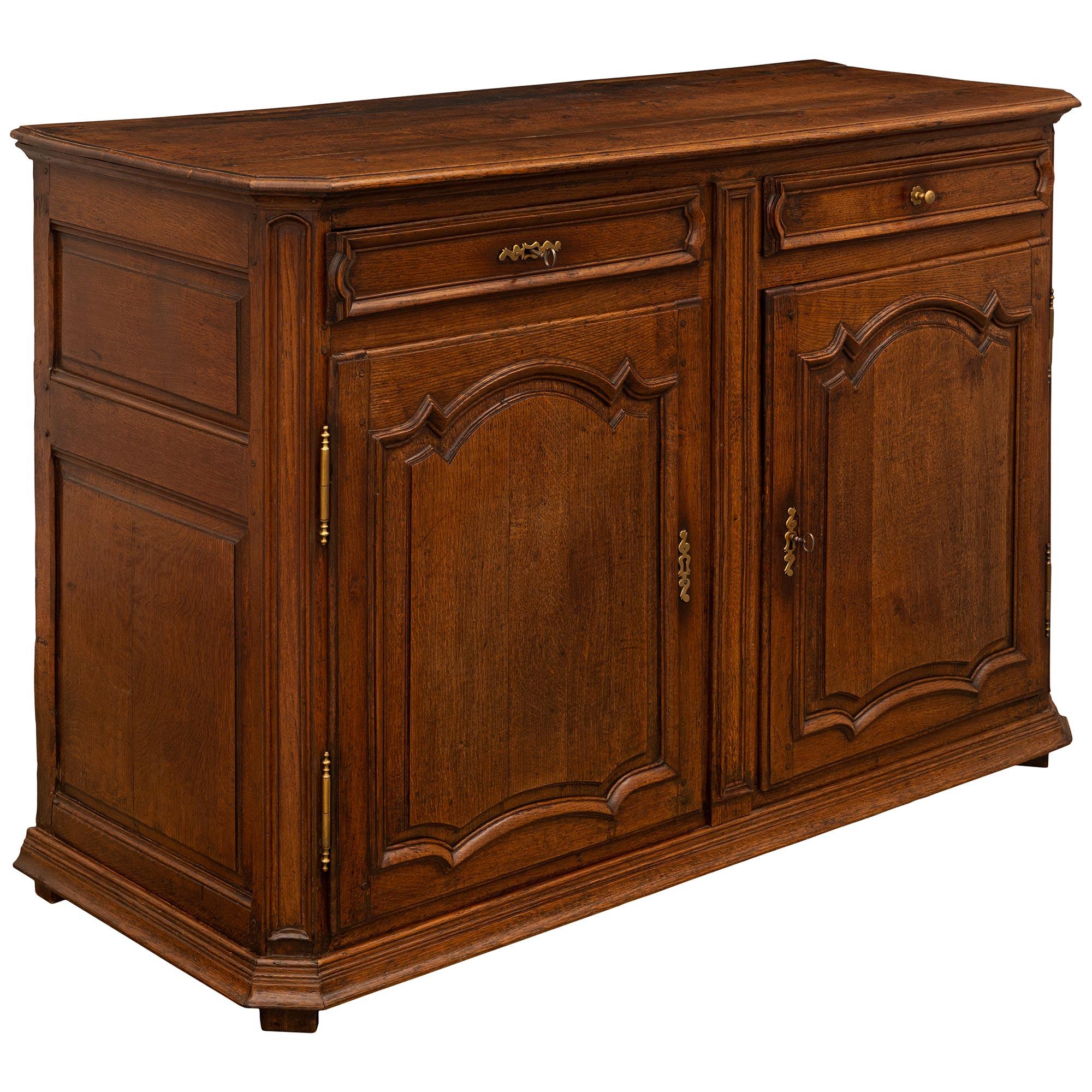 Französisches Nussbaum-Buffet aus dem 18. (Louis XVI.) im Angebot