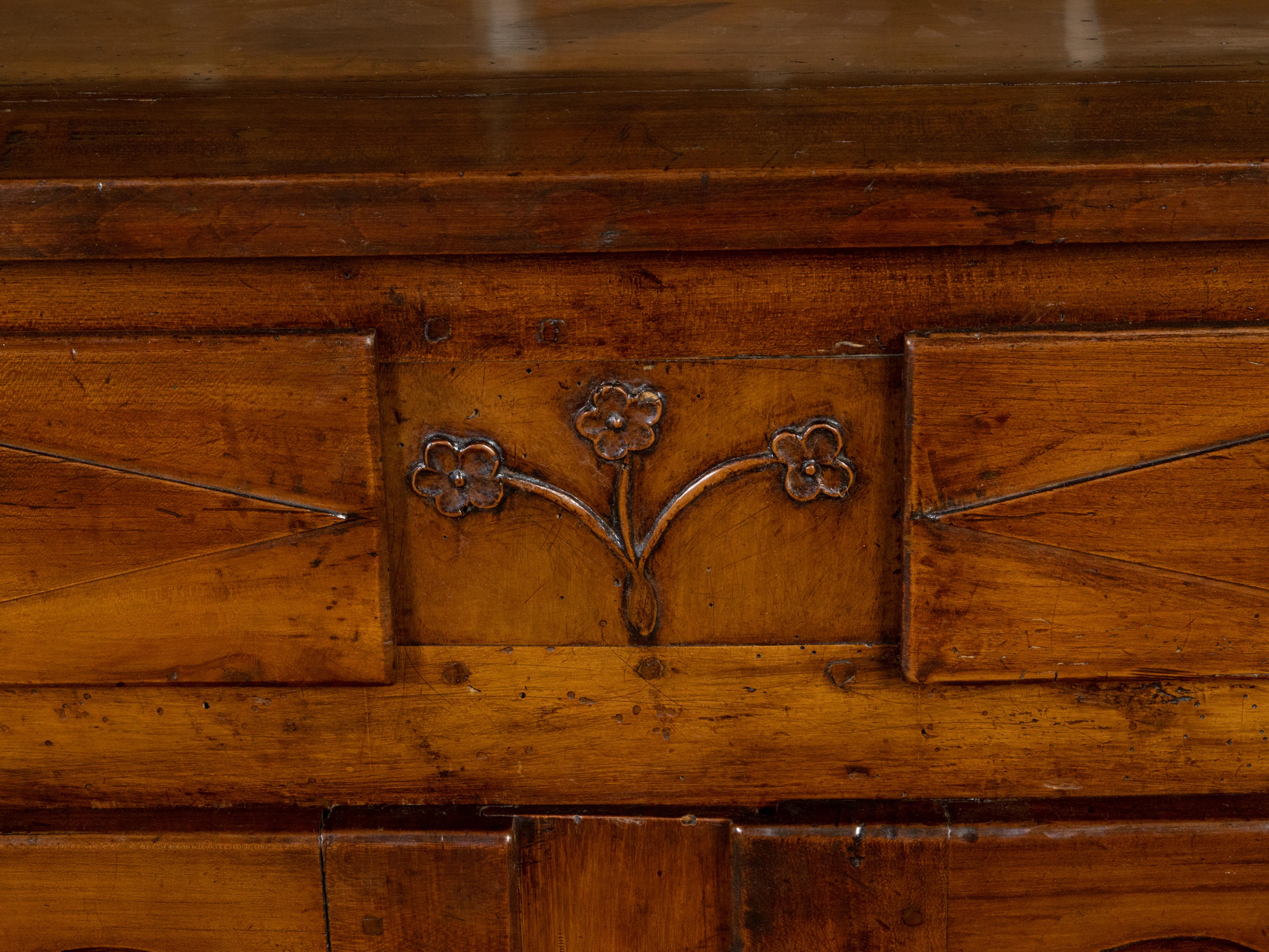 Walnussholz-Buffet aus dem 18. Jahrhundert mit geschnitzten Blumenmotiven, Schubladen und Türen im Angebot 3