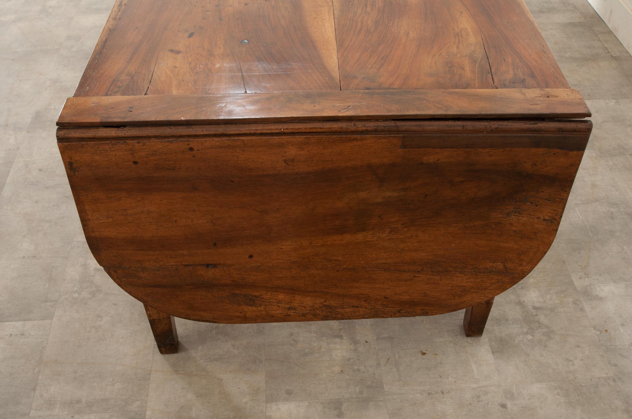 French 18th Century Walnut Drop Leaf Dining Table For Sale 2
