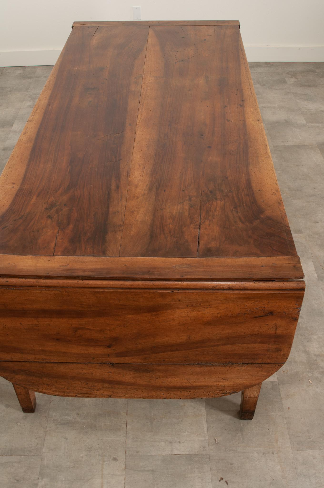 18th Century and Earlier French 18th Century Walnut Drop Leaf Dining Table For Sale
