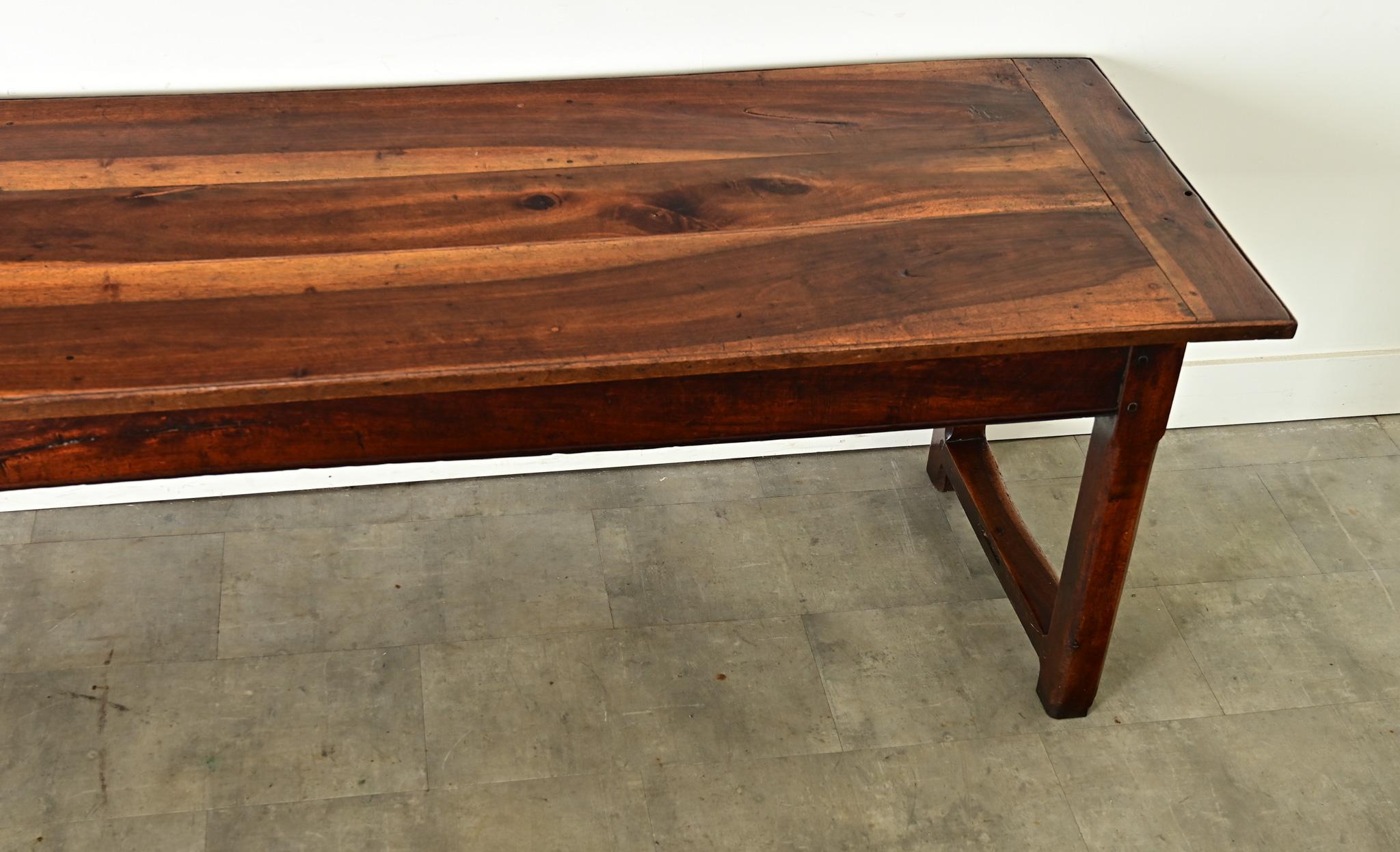 Sculpté Table de ferme française du 18ème siècle en vente