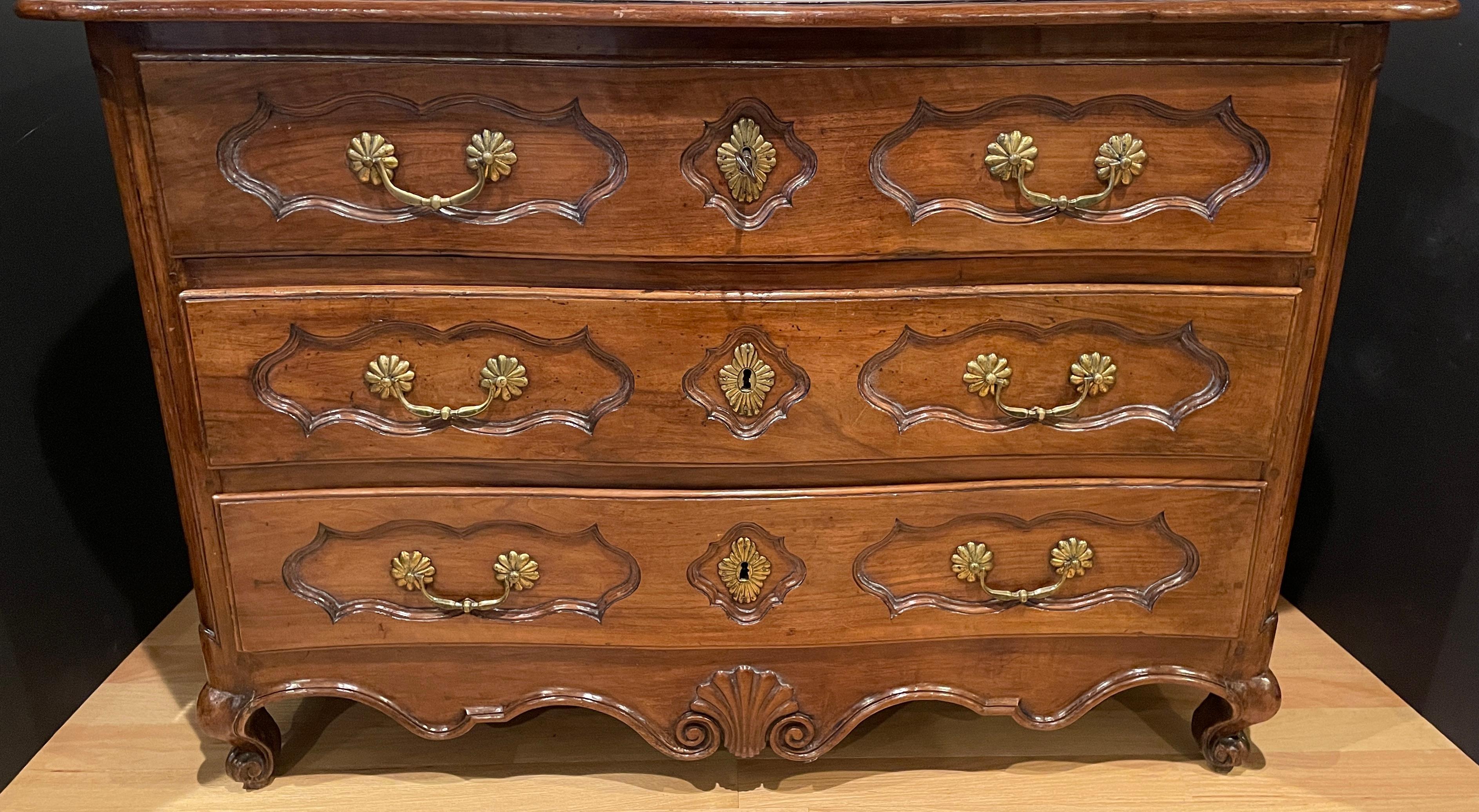French 18th Century Walnut Louis XV Period Commode In Good Condition For Sale In Norwood, NJ