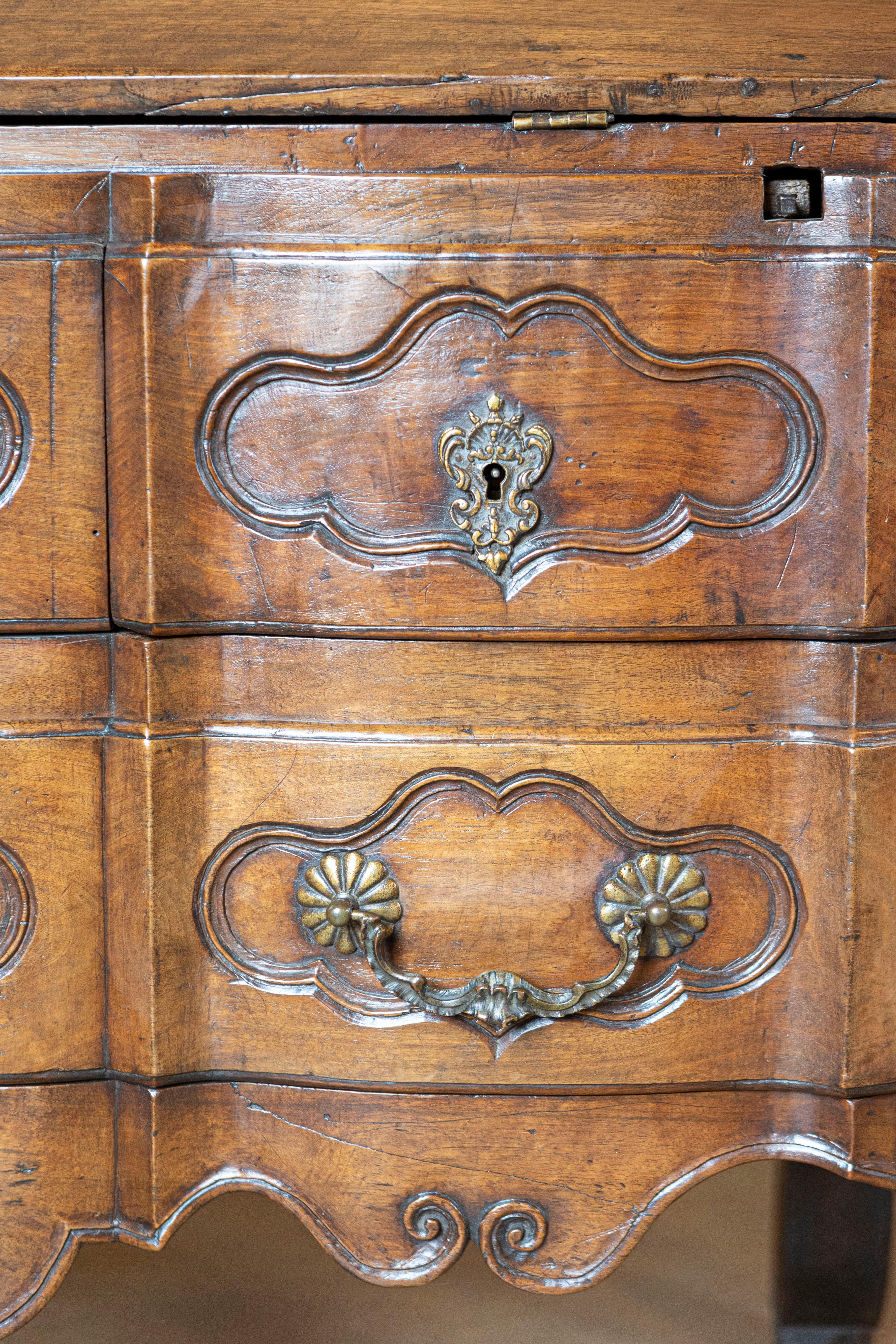 Scrivania francese del XVIII secolo in noce con fronte inclinato e commode a tre cassetti in arbalète in vendita 3
