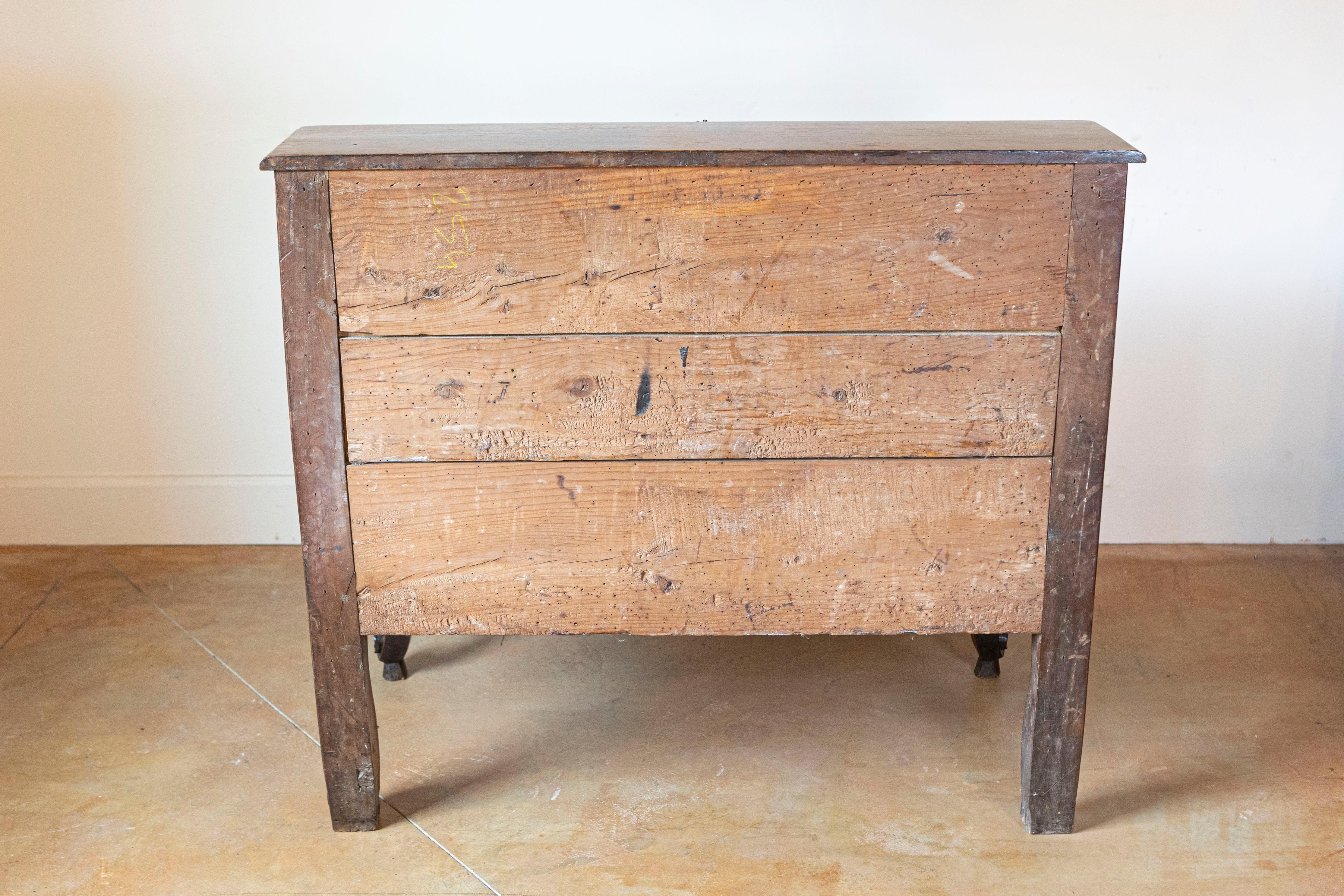 Scrivania francese del XVIII secolo in noce con fronte inclinato e commode a tre cassetti in arbalète in vendita 5