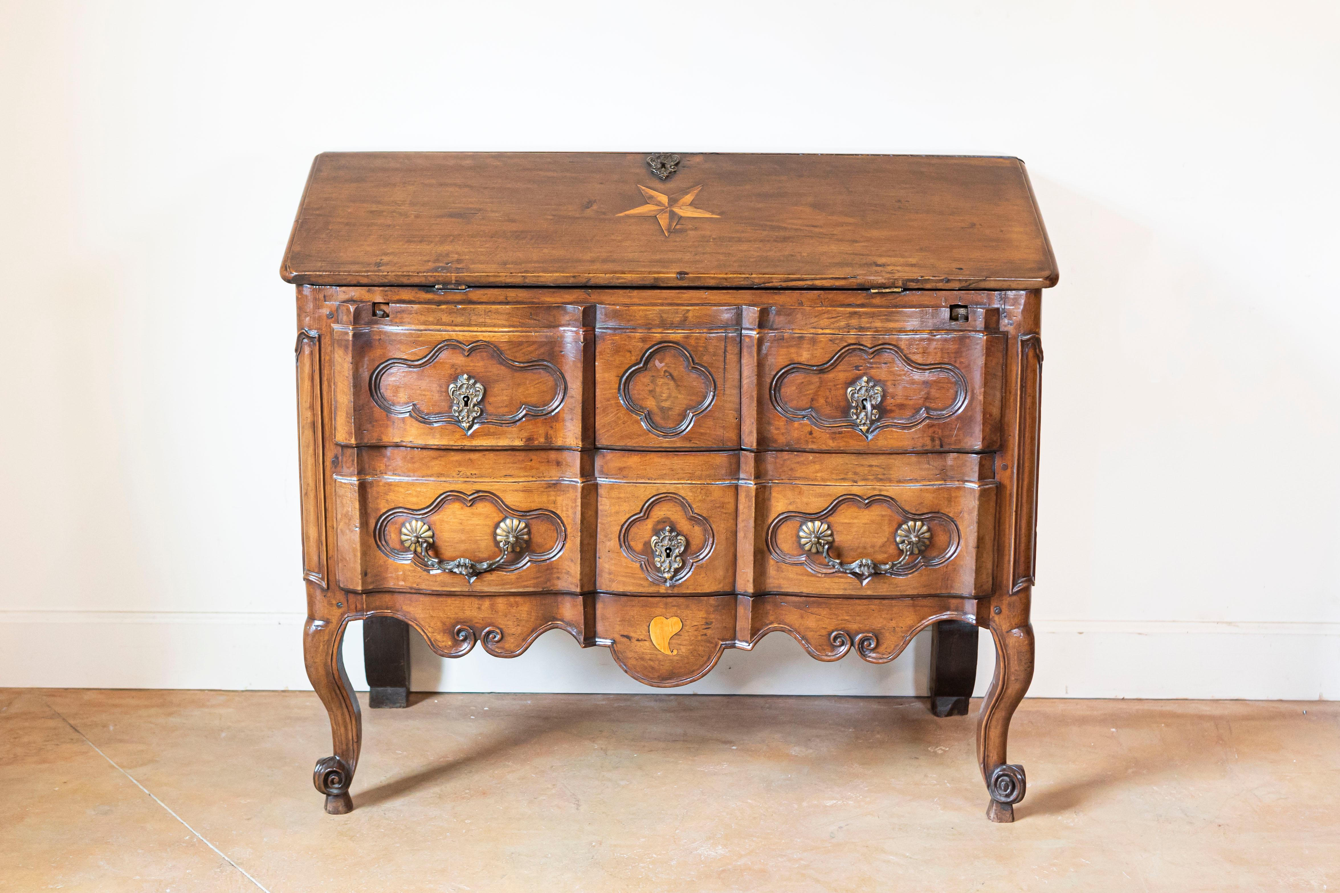 Scrivania in noce con fronte inclinato e commode del XVIII secolo, di epoca Luigi XV, con intarsi a stella, fronte a balestra e motivi a quadrilobo. Nato in Francia nel XVIII secolo, questo squisito scrittoio in noce è caratterizzato da un fronte
