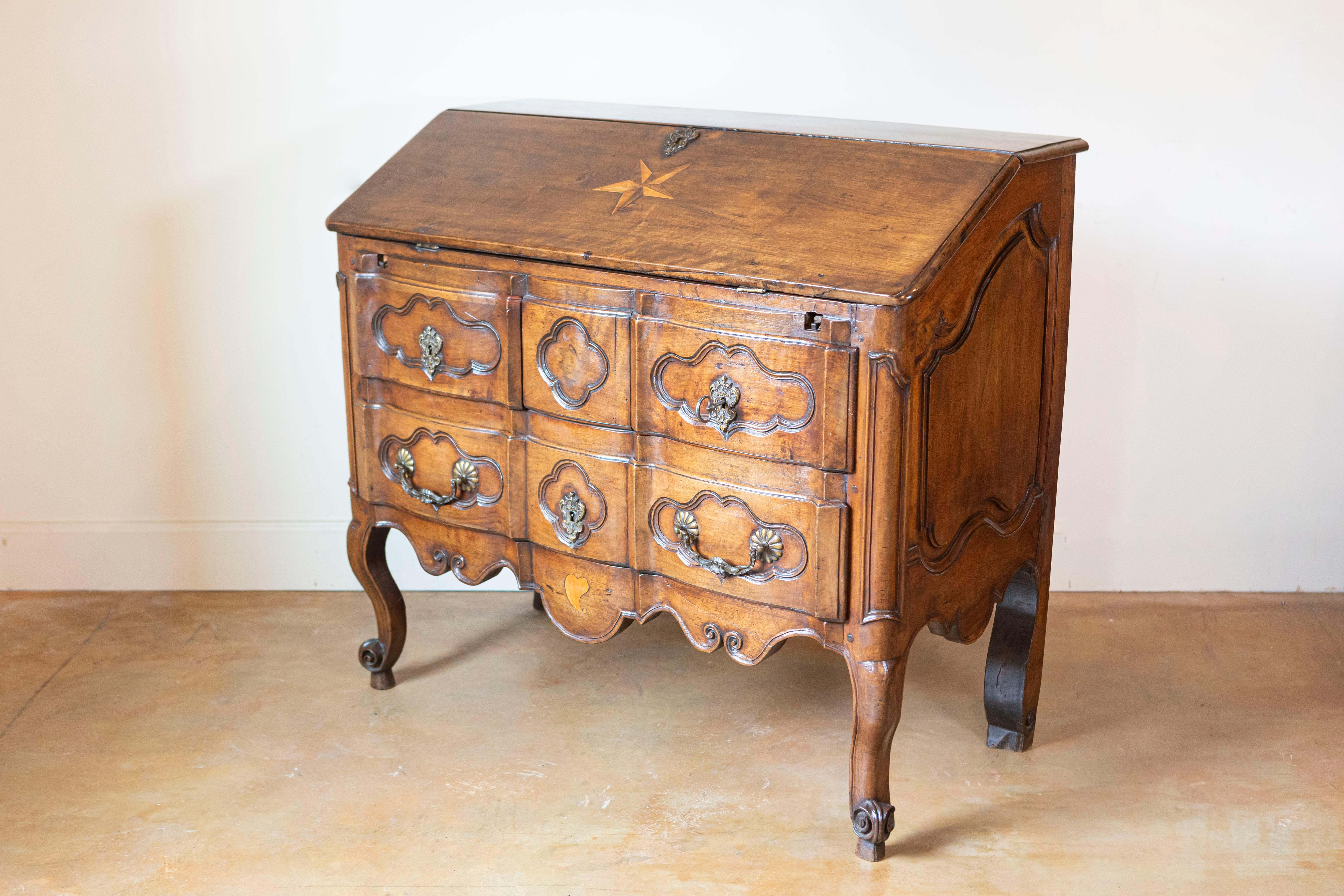 Luigi XV Scrivania francese del XVIII secolo in noce con fronte inclinato e commode a tre cassetti in arbalète in vendita