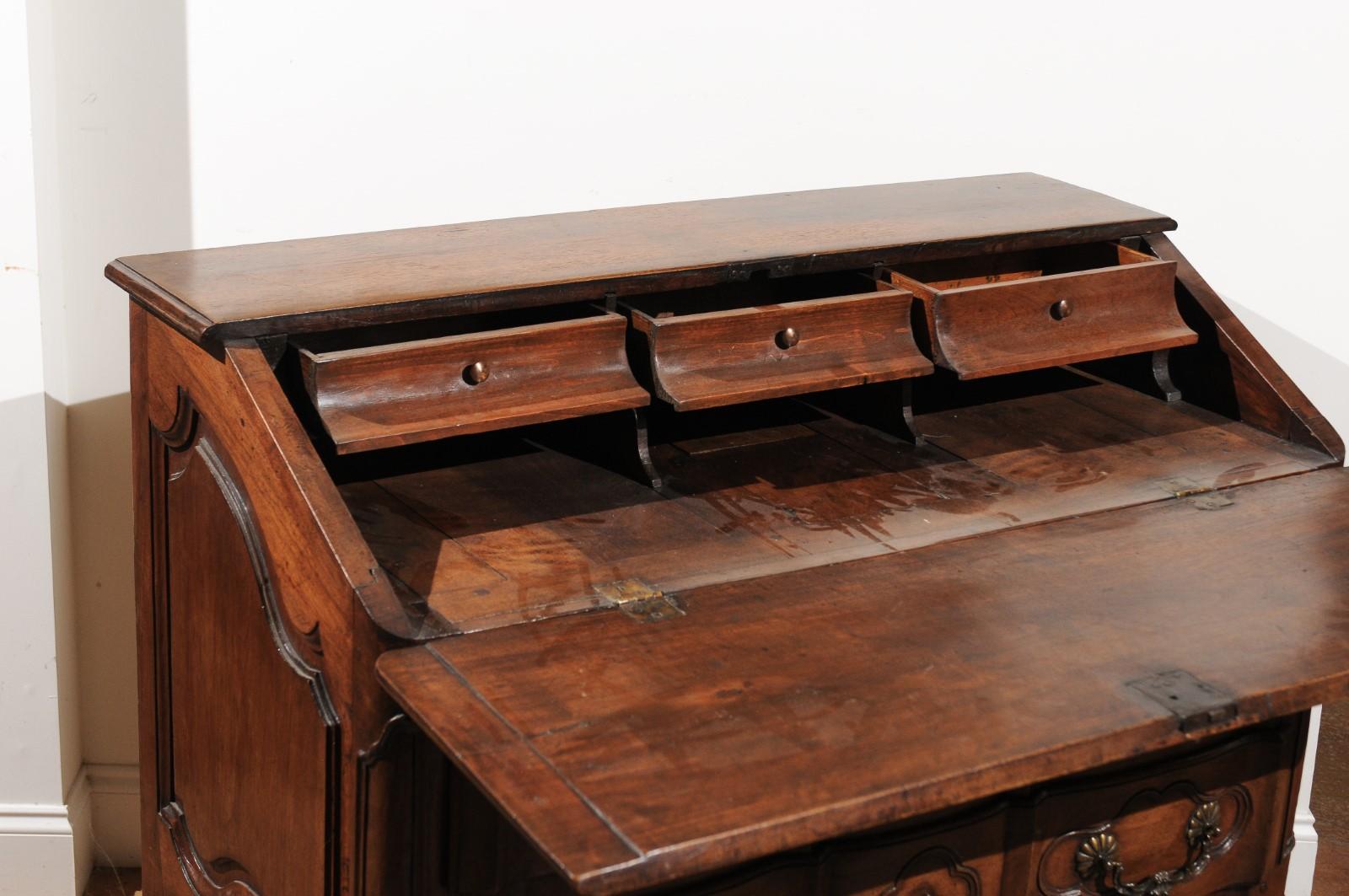 French 18th Century Walnut Slant-Front Desk on Three-Drawer Commode en Arbalète In Good Condition In Atlanta, GA