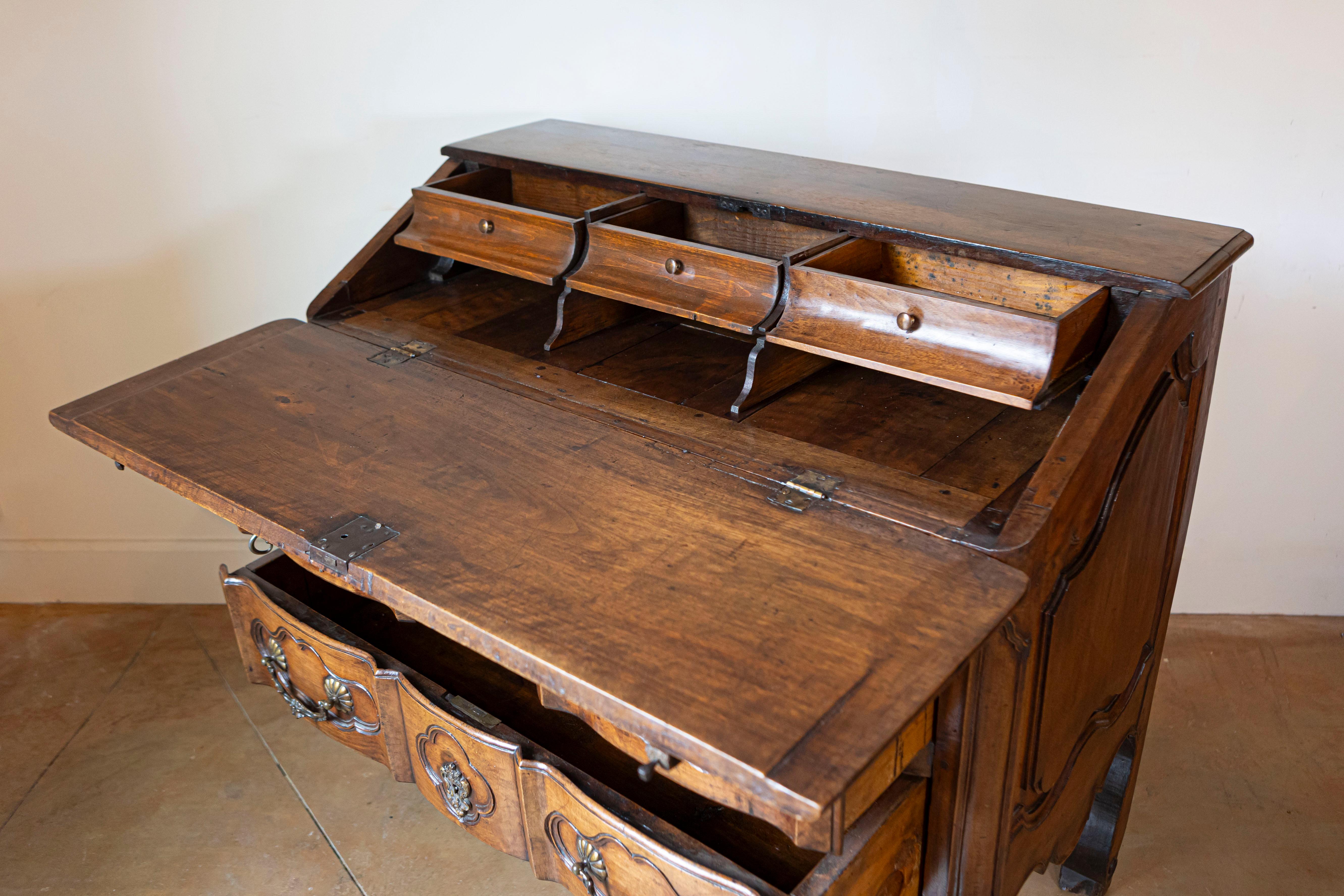 Scrivania francese del XVIII secolo in noce con fronte inclinato e commode a tre cassetti in arbalète In condizioni buone in vendita a Atlanta, GA