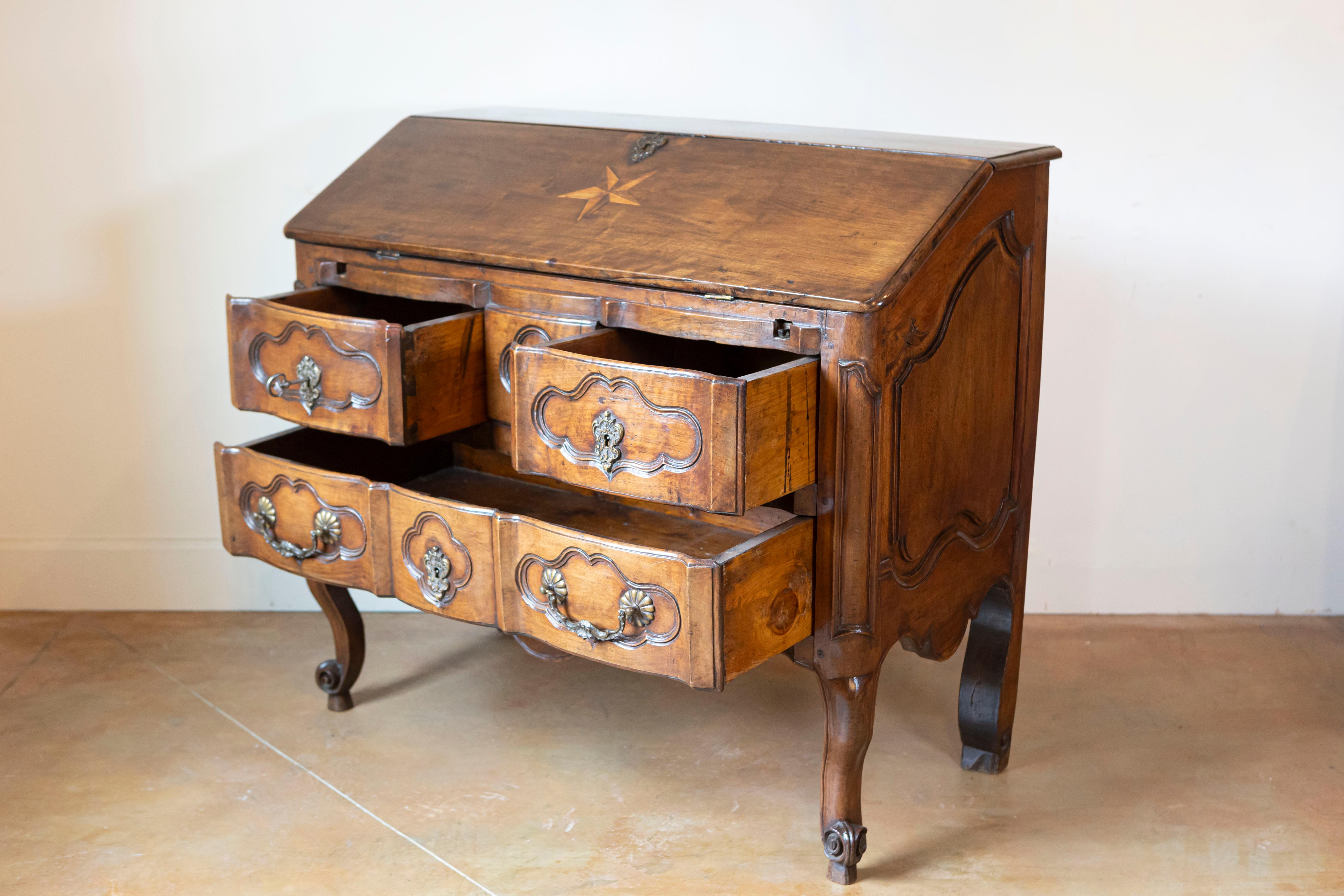 Scrivania francese del XVIII secolo in noce con fronte inclinato e commode a tre cassetti in arbalète in vendita 1