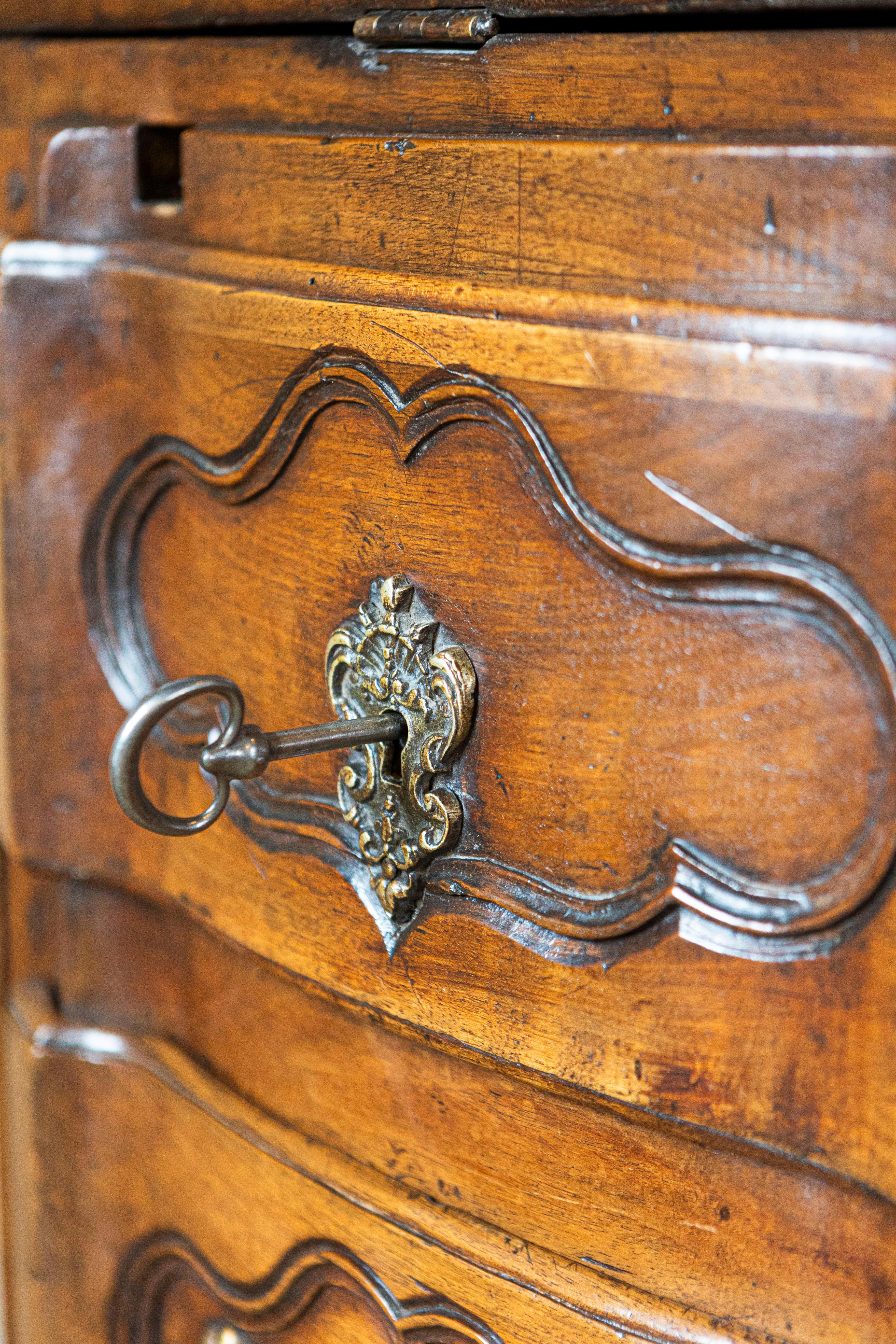 Scrivania francese del XVIII secolo in noce con fronte inclinato e commode a tre cassetti in arbalète in vendita 2