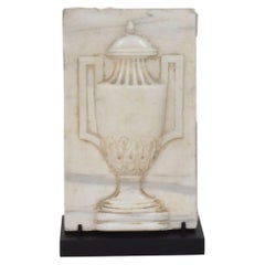 Französisch, 18. Jahrhundert Weiße Marmortafel, die eine Vase darstellt