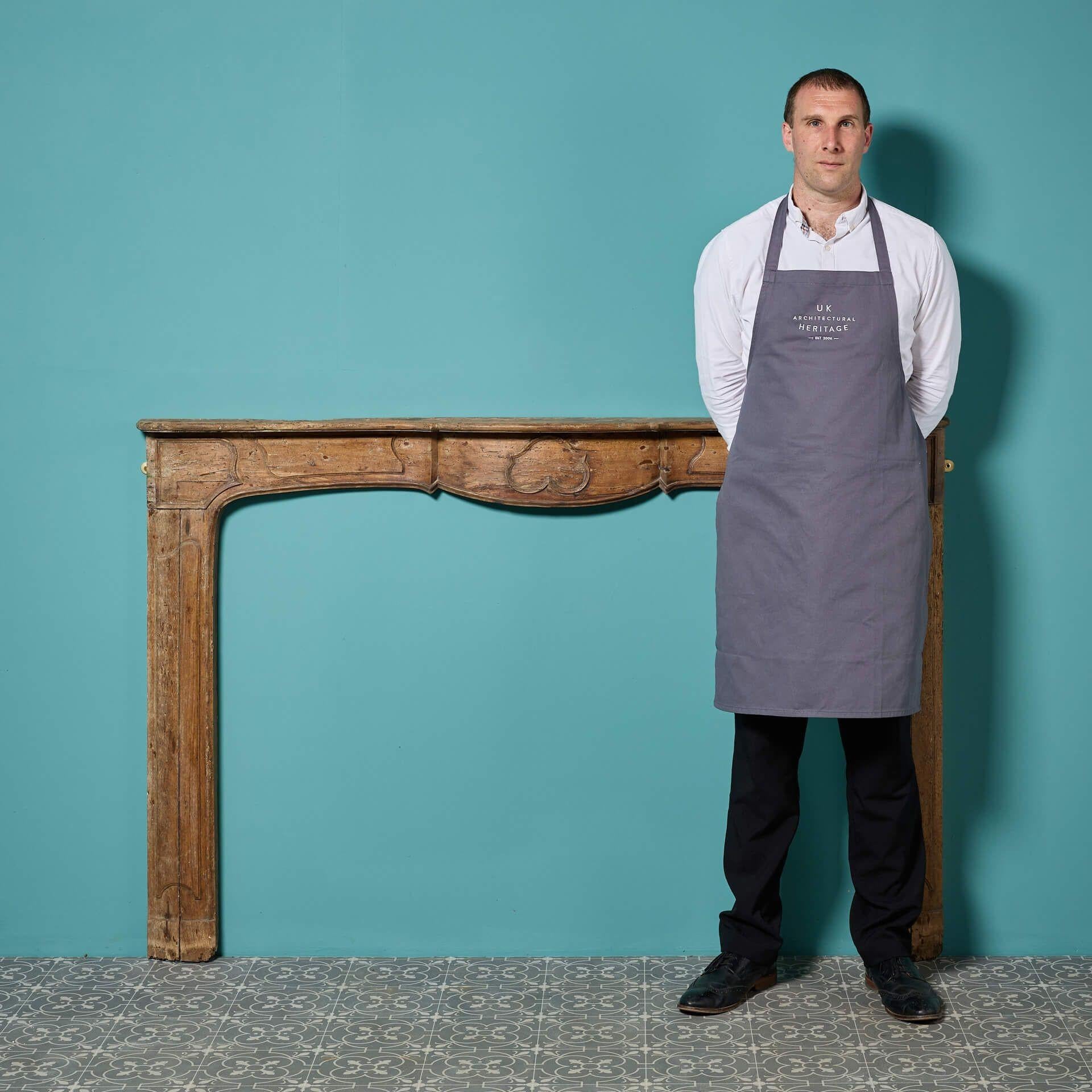 Chimenea de madera de principios del siglo XV, de estilo francés Luis XV, fabricada en castaño y acabada con cera clara.

Con su acabado rústico y desgastado, esta chimenea antigua del siglo XVIII es un complemento impresionante para las propiedades