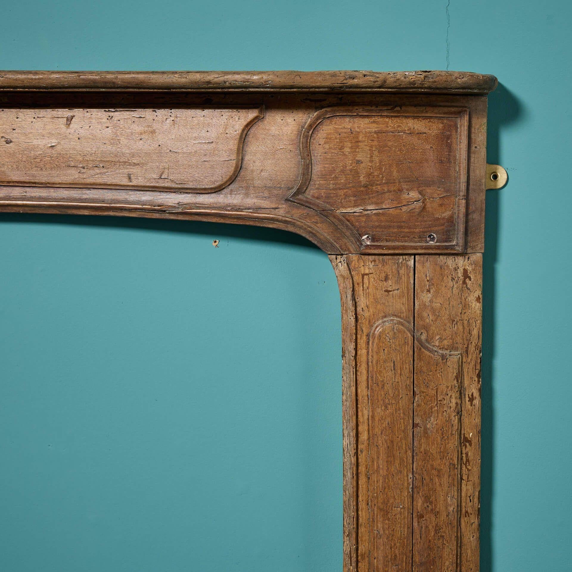 Chimenea francesa Luis XV de madera del siglo XVIII Francés en venta