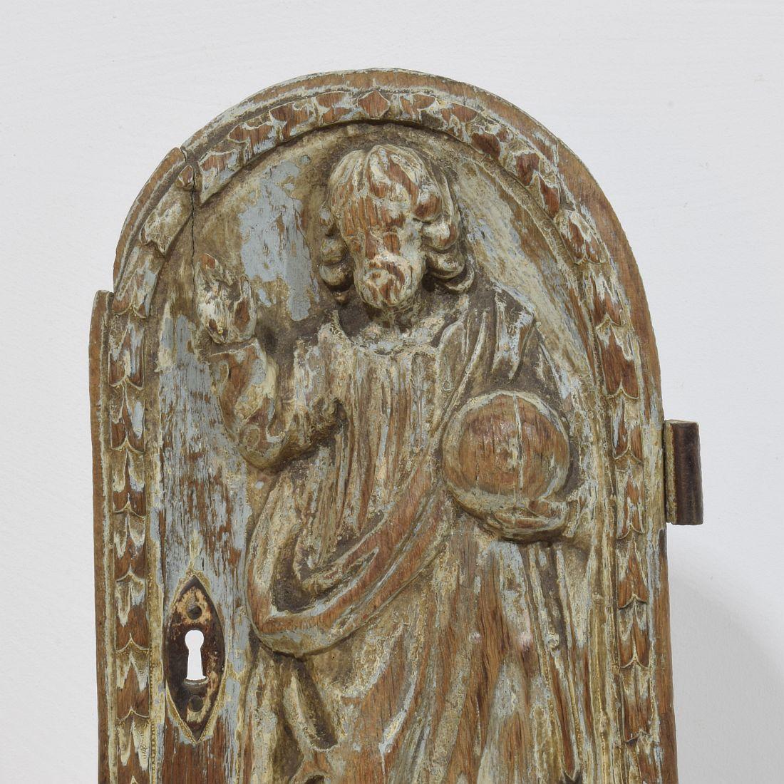 Französische Holz-Tabernakeltür aus dem 18. Jahrhundert mit der Darstellung von Christus / Salvator Mundi (Eichenholz) im Angebot