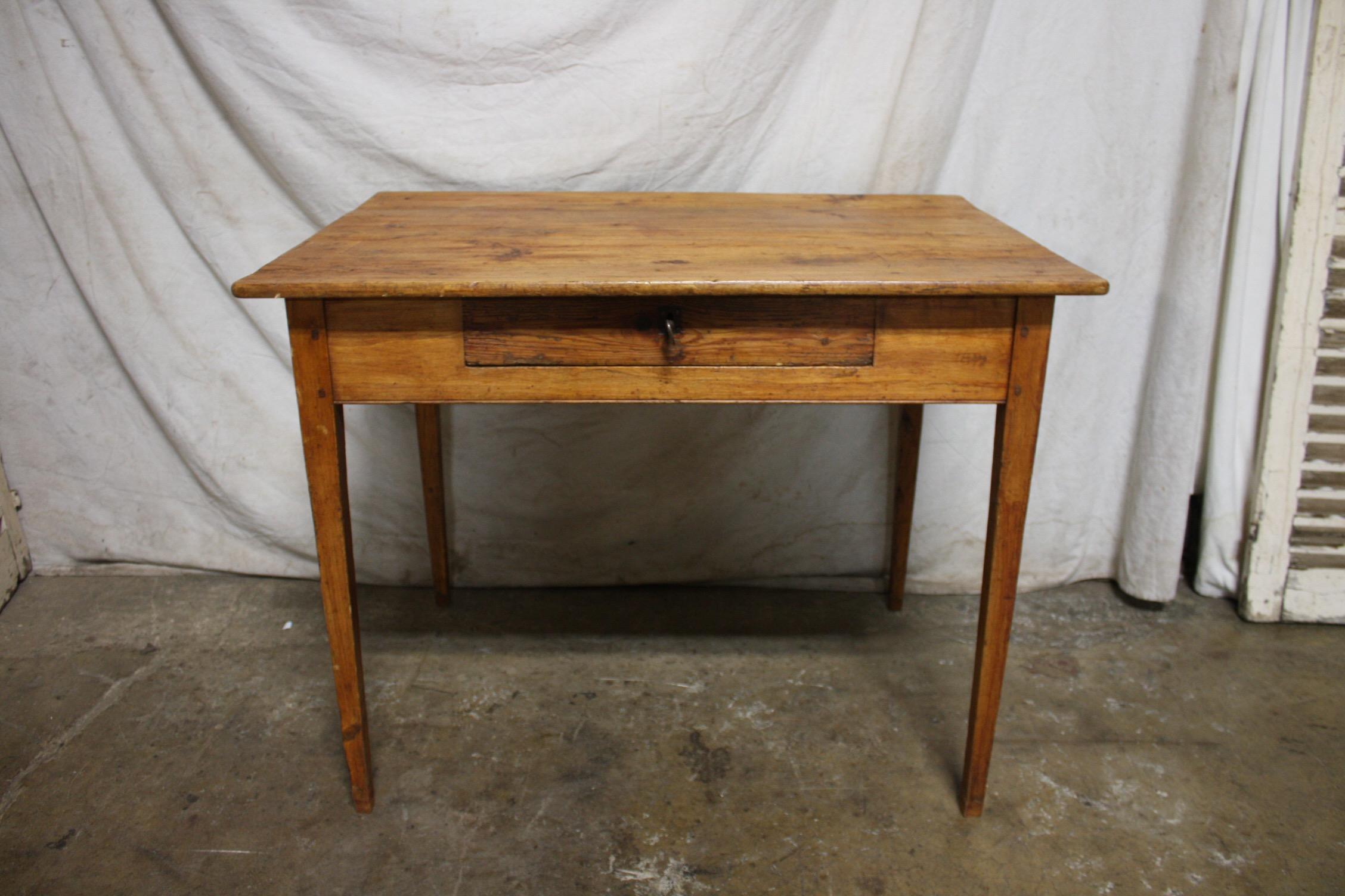 Mixture of dressy by its simplicity and rustic. Very nice the old pine with an 18th century lock.