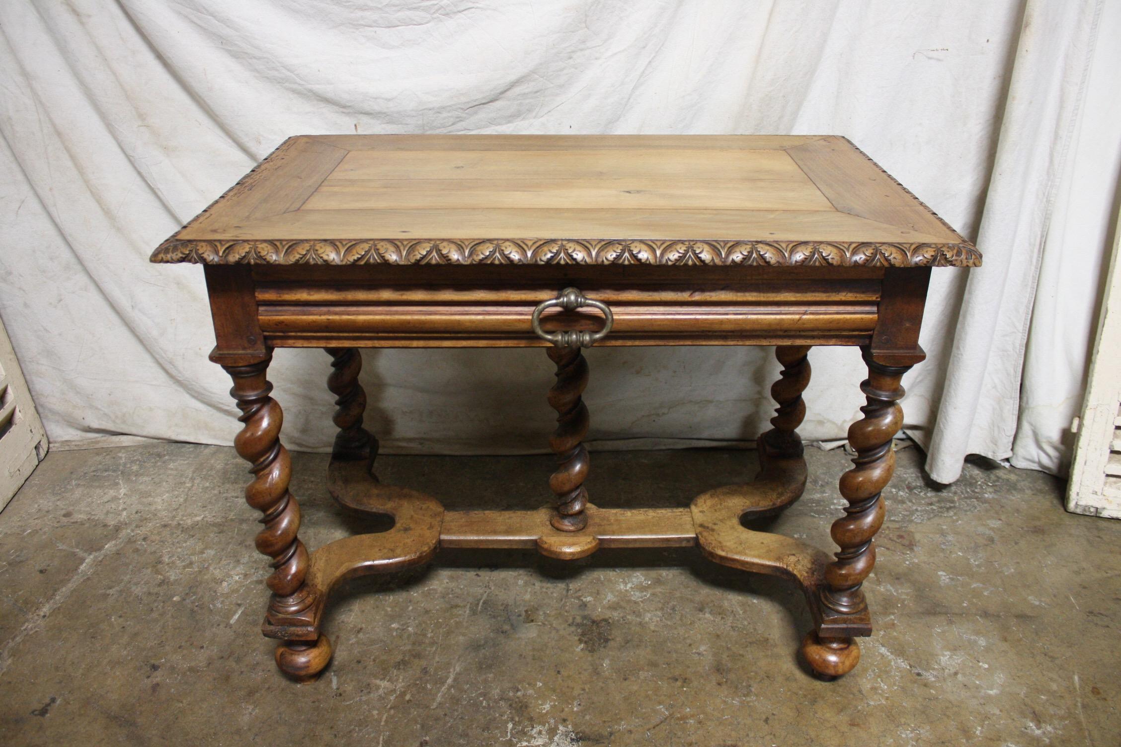 Nice twisted legs, the table stands on 5 feet with a thick hardware.