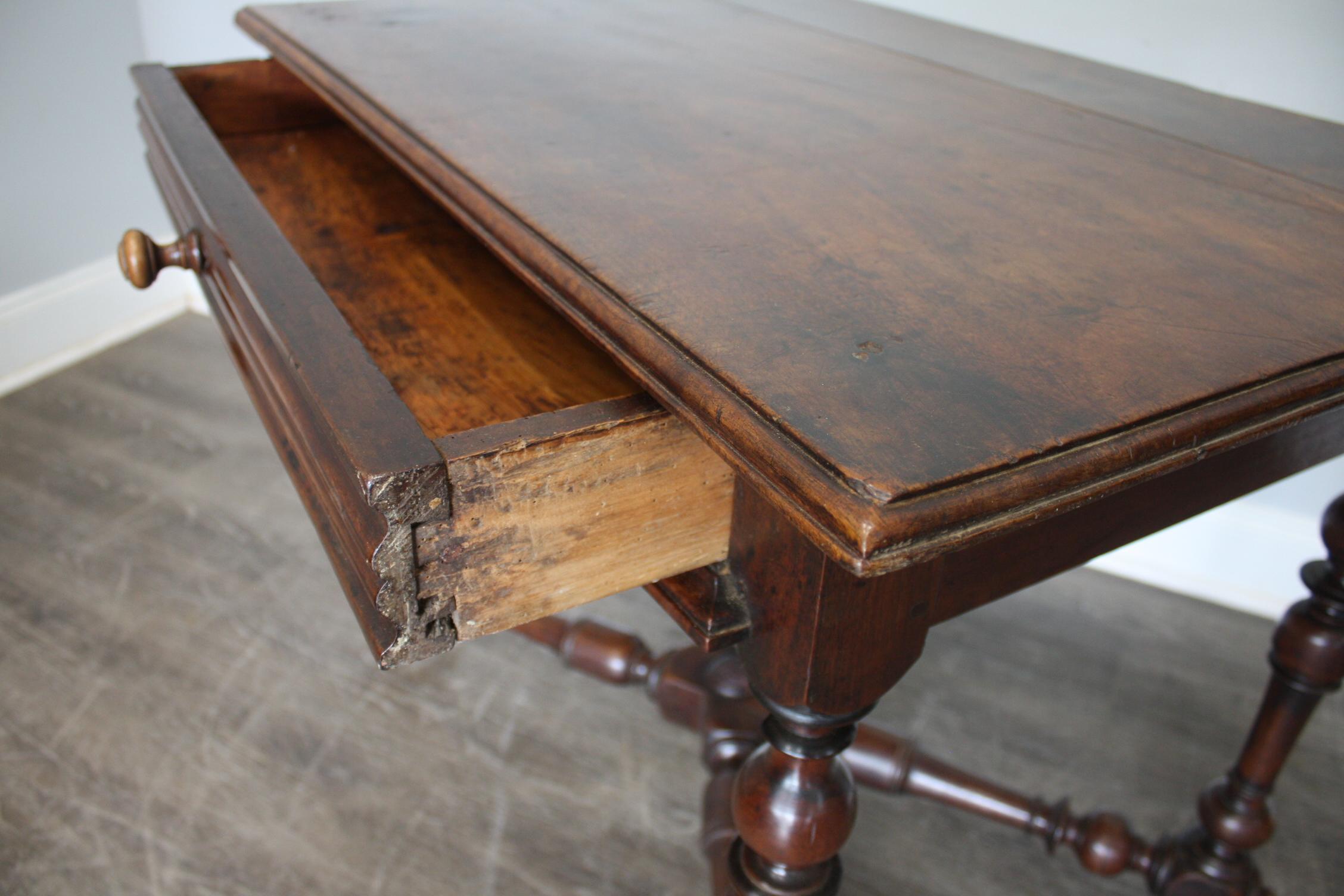 Noyer Table à écrire française du 18ème siècle en vente