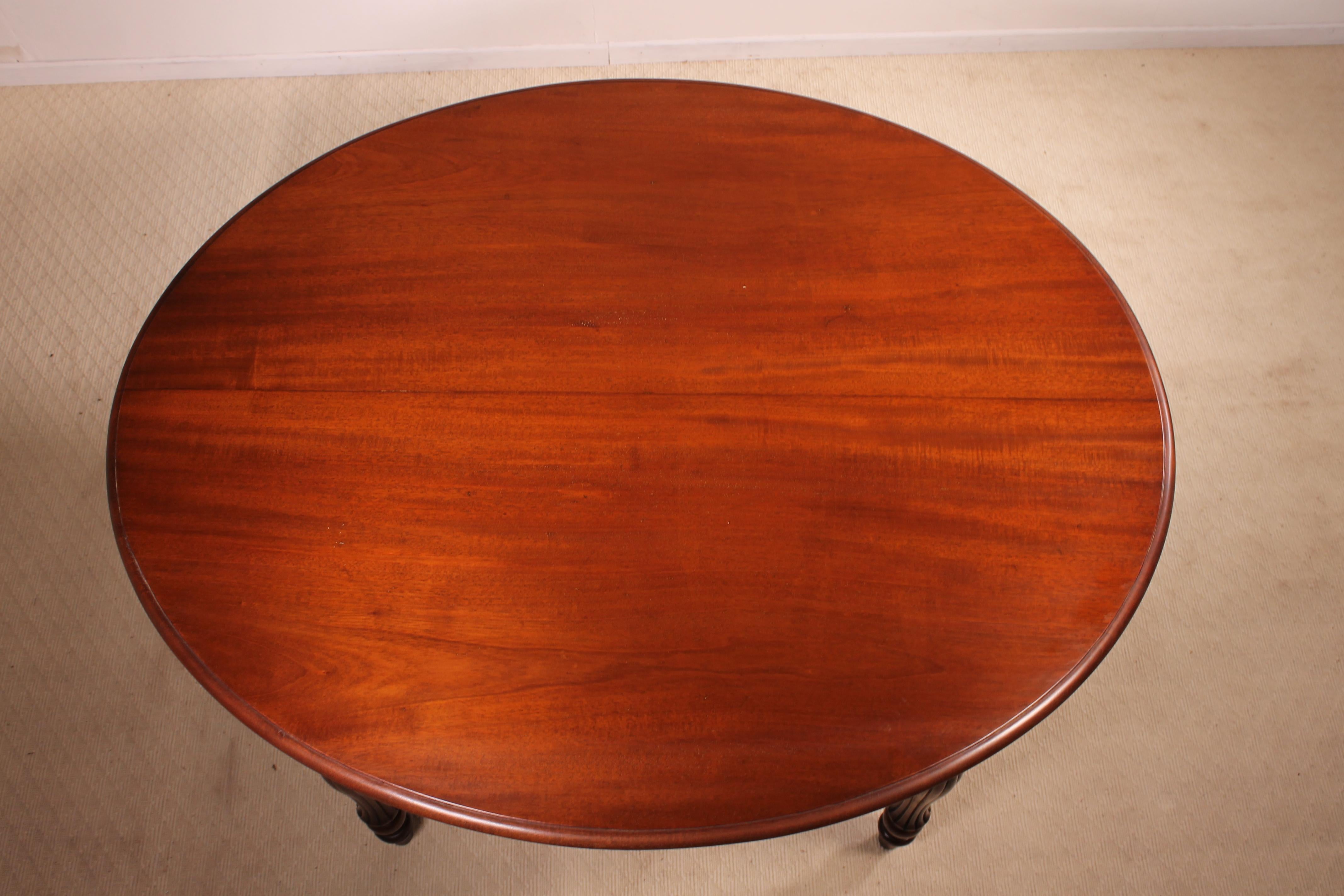 Beautiful French 19th century dining table with an elliptical shape. This fine table with a massif mahogany tabletop has a very interesting shape and is in perfect condition. Very beautiful flamed frieze.
The table was hand polished in our