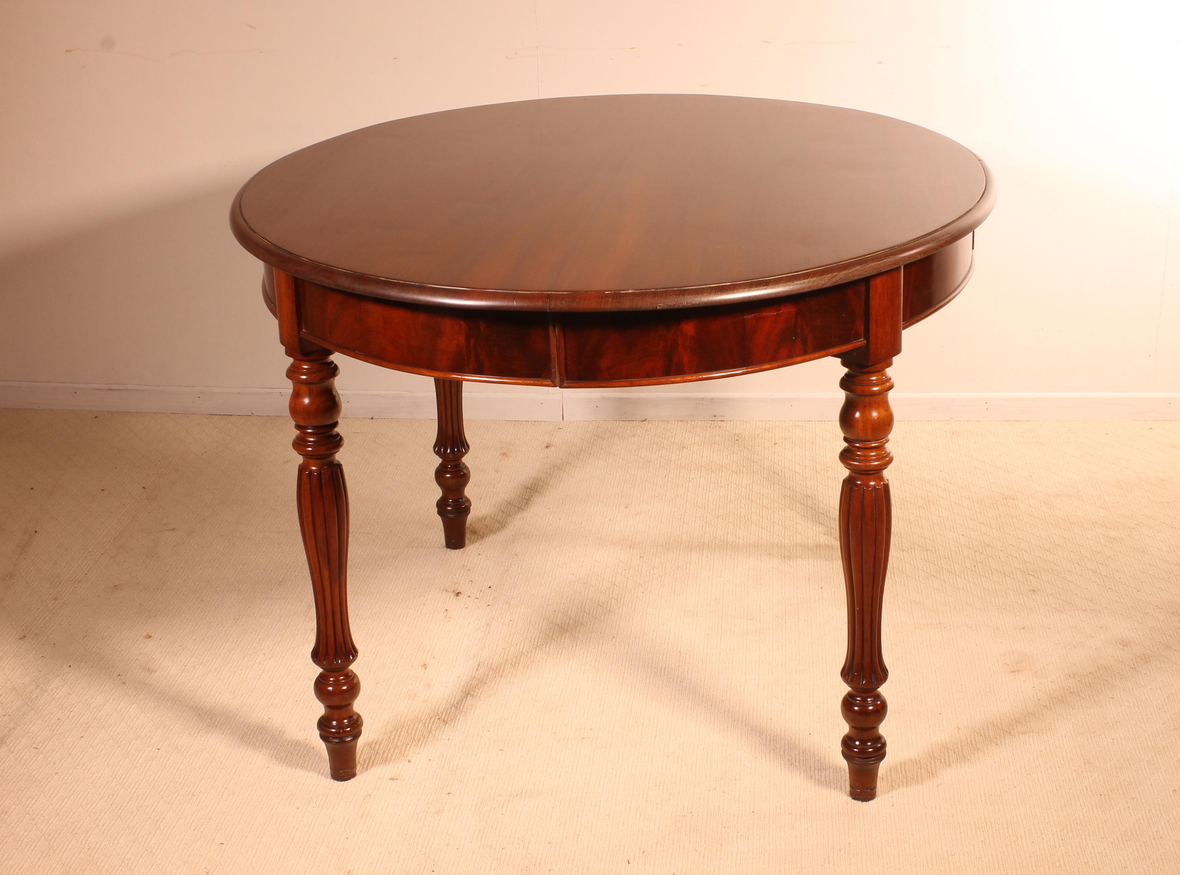 French 19th Century Elliptical Table in Mahogany For Sale 1