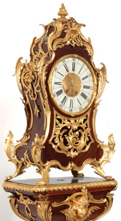 Orologio in mogano con montatura in bronzo dorato e piedistallo del XIX secolo in stile Luigi XV