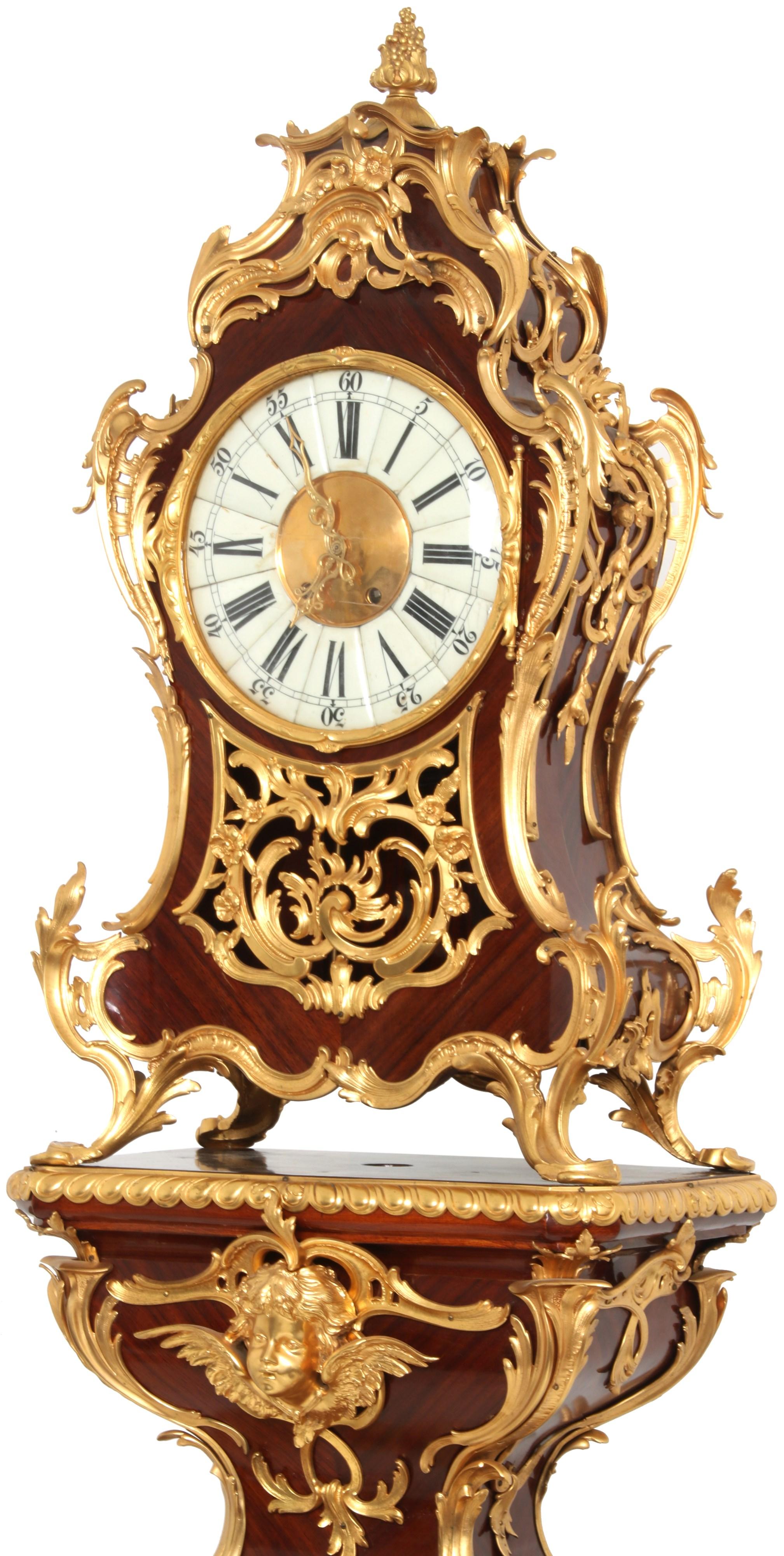 Vergoldete Mahagoni-Uhr im Louis-XV-Stil aus dem 19. Jahrhundert auf einem Pedestal (Bronze) im Angebot