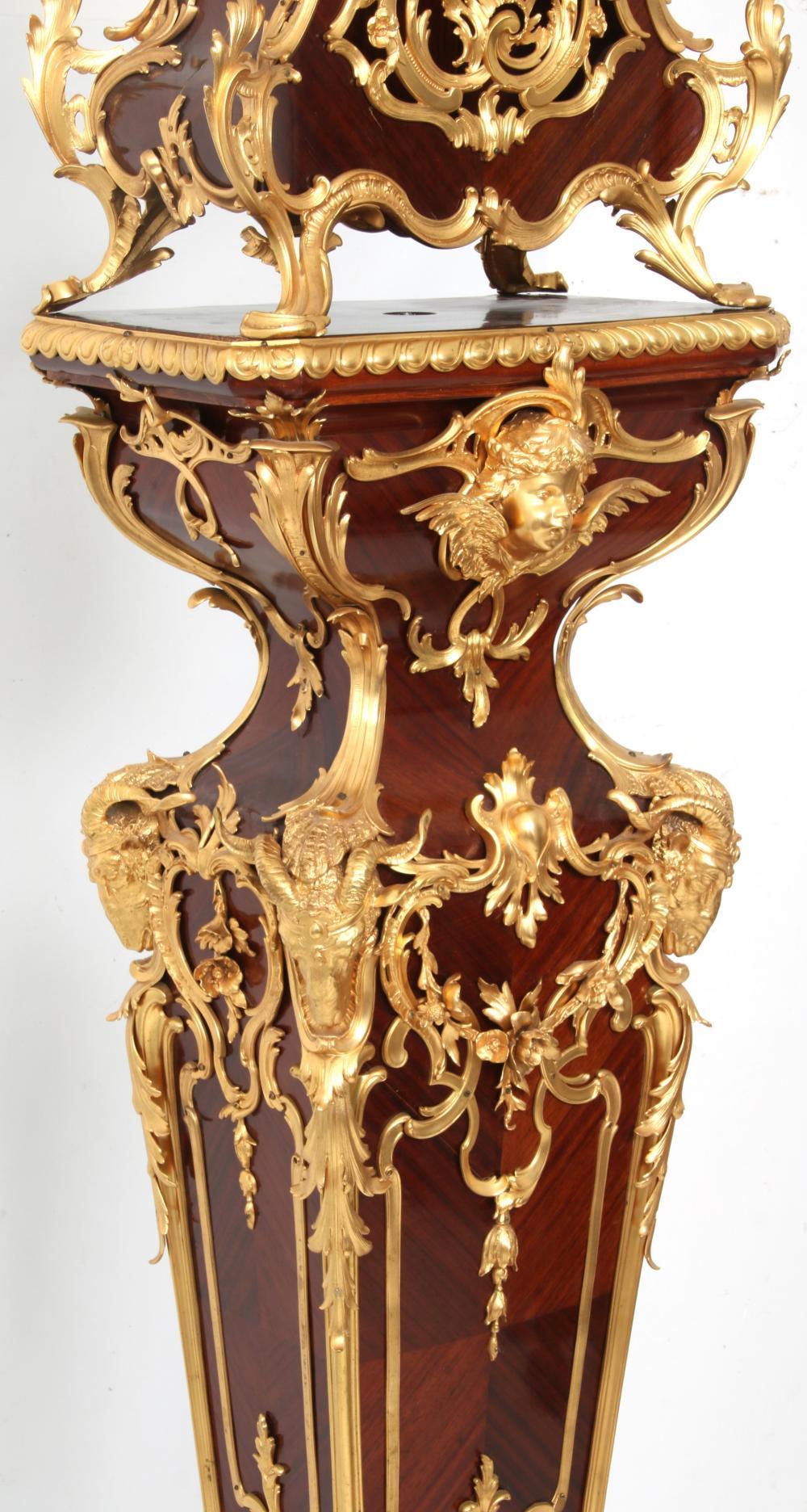 Vergoldete Mahagoni-Uhr im Louis-XV-Stil aus dem 19. Jahrhundert auf einem Pedestal im Angebot 1