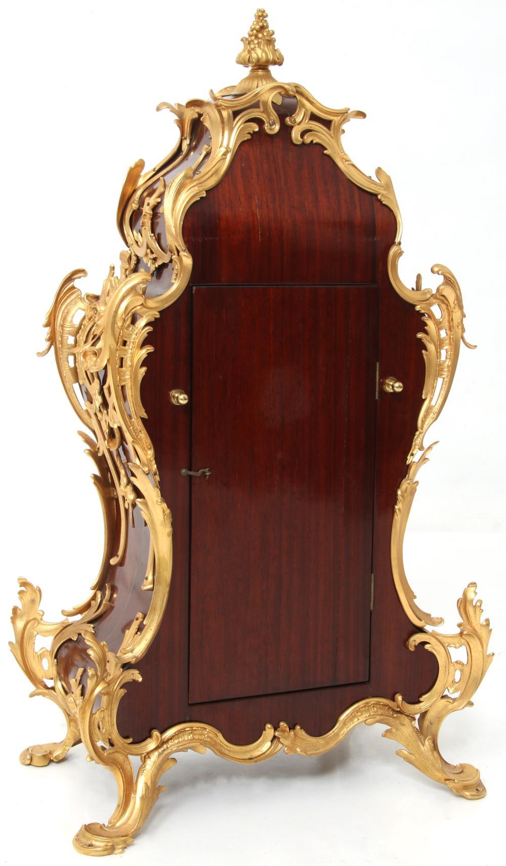 Vergoldete Mahagoni-Uhr im Louis-XV-Stil aus dem 19. Jahrhundert auf einem Pedestal im Angebot 3