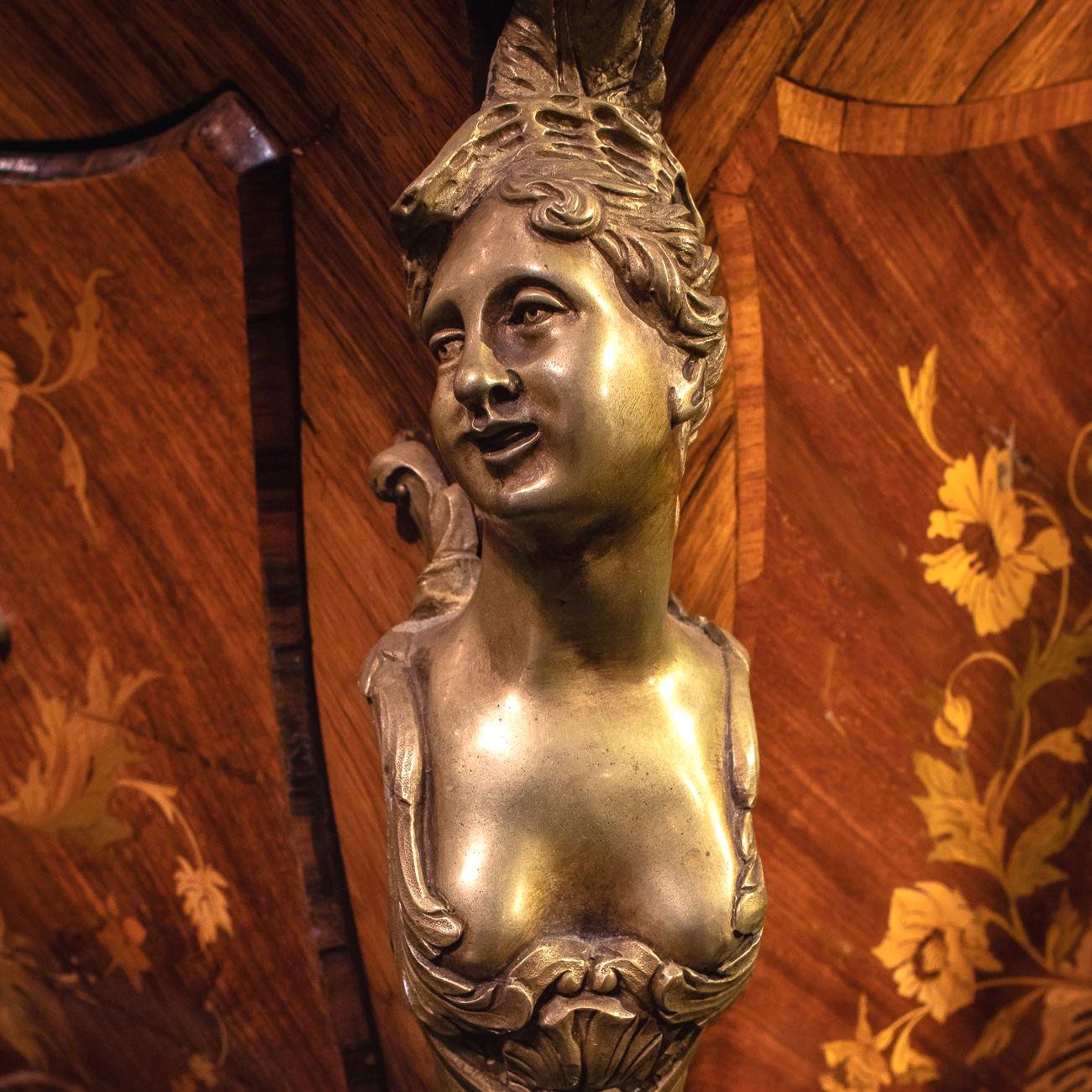 Eine sehr feine Qualität Französisch 19. Jahrhundert Louis XVI-Stil Intarsien vergoldete Bronze montiert Bombay Form Kommode mit figuralen Halterungen. Eingeführt von R.J. Horner of New York, um 1890.