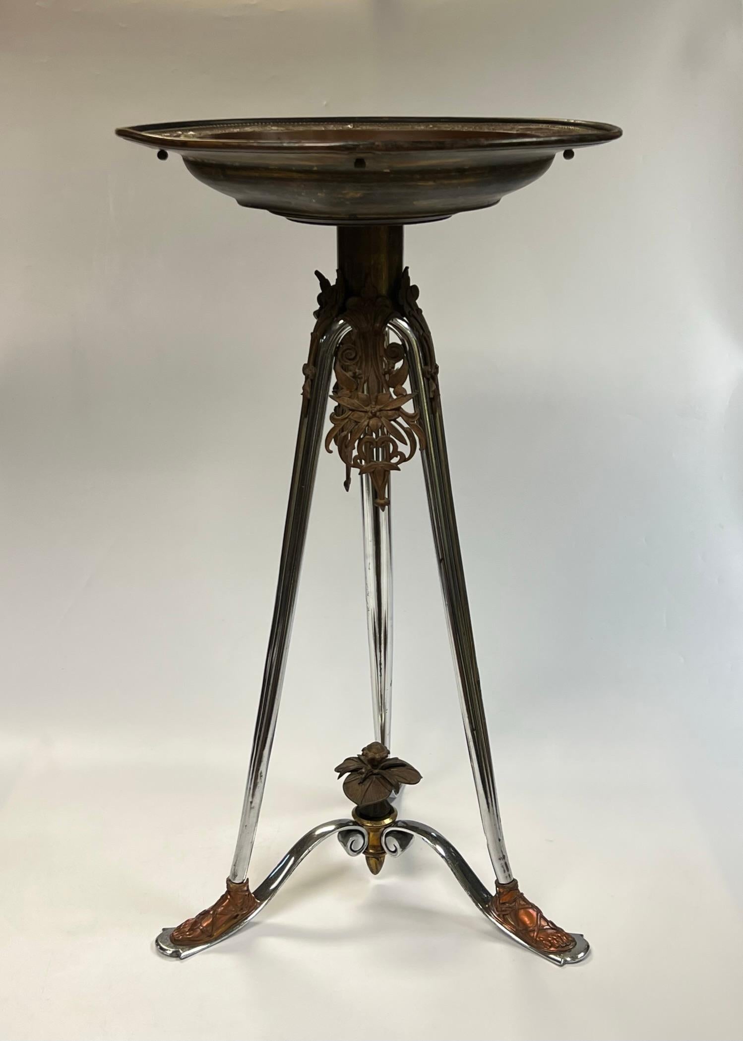 Französisch 19 Jahrhundert Neoklassische Runde Bronze und Chrom Tripod Stand (19. Jahrhundert) im Angebot
