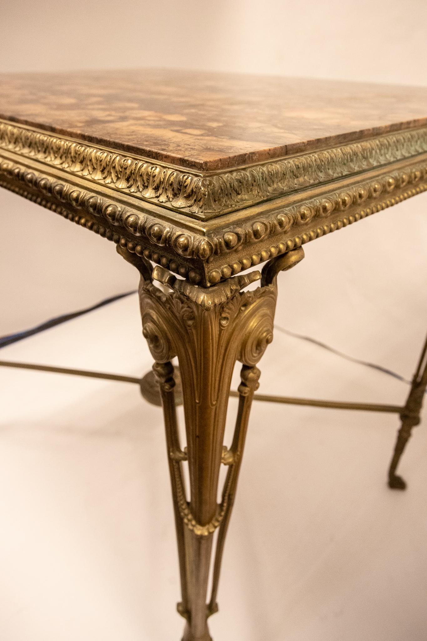 Table centrale de style néoclassique français du XIXe siècle en bronze avec plateau en marbre Bon état - En vente à New York, NY