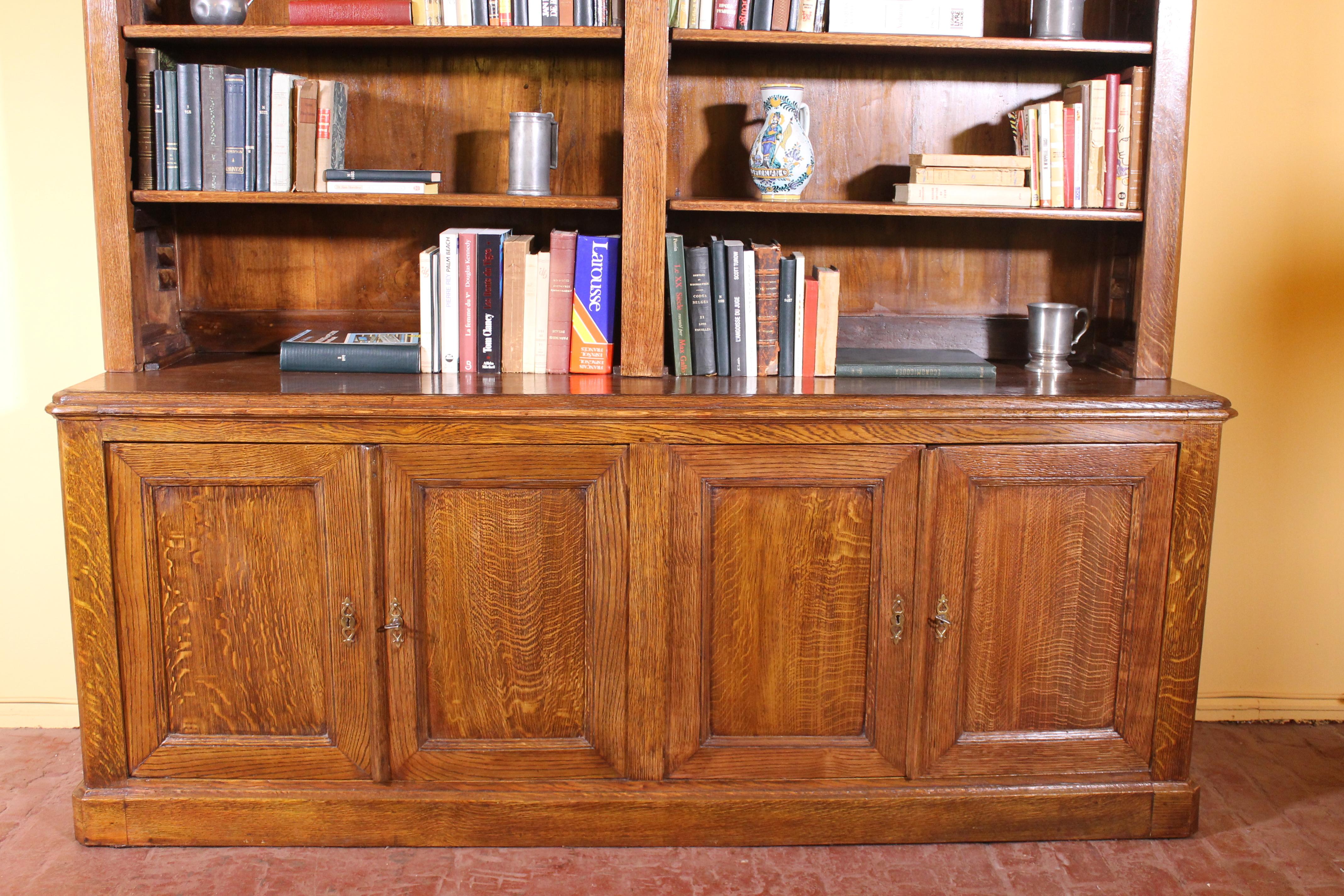 Beautiful 19th century French open bookcase in oak with beautiful proportions.
Beautiful open bookcase with four doors at the bottom and the interior with adjustable shelves.

Very nice well proportioned piece and superb original corniche

In
