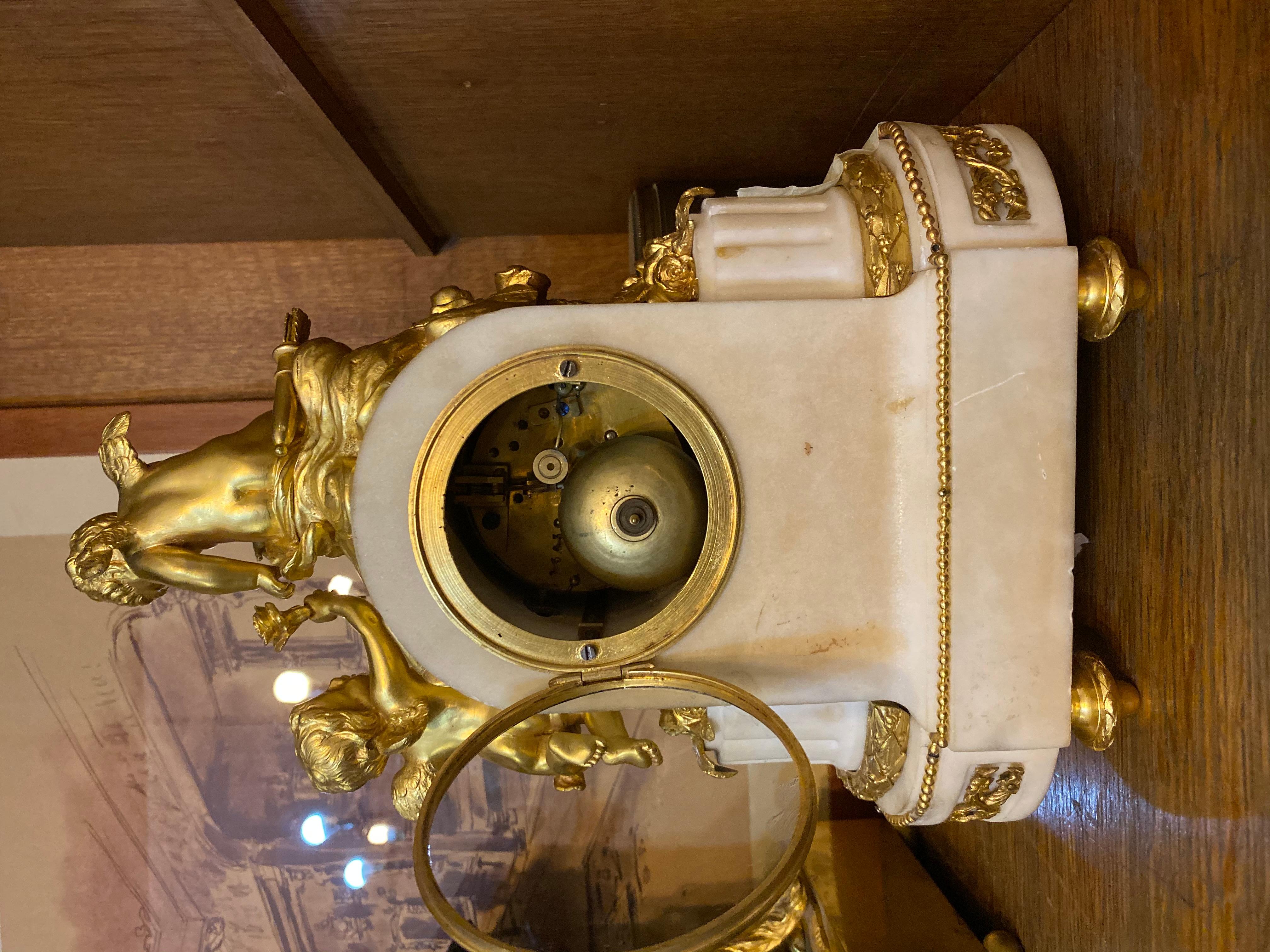French 19th Century Ormolu White Marble Mantel Clock In Excellent Condition In Rome, IT