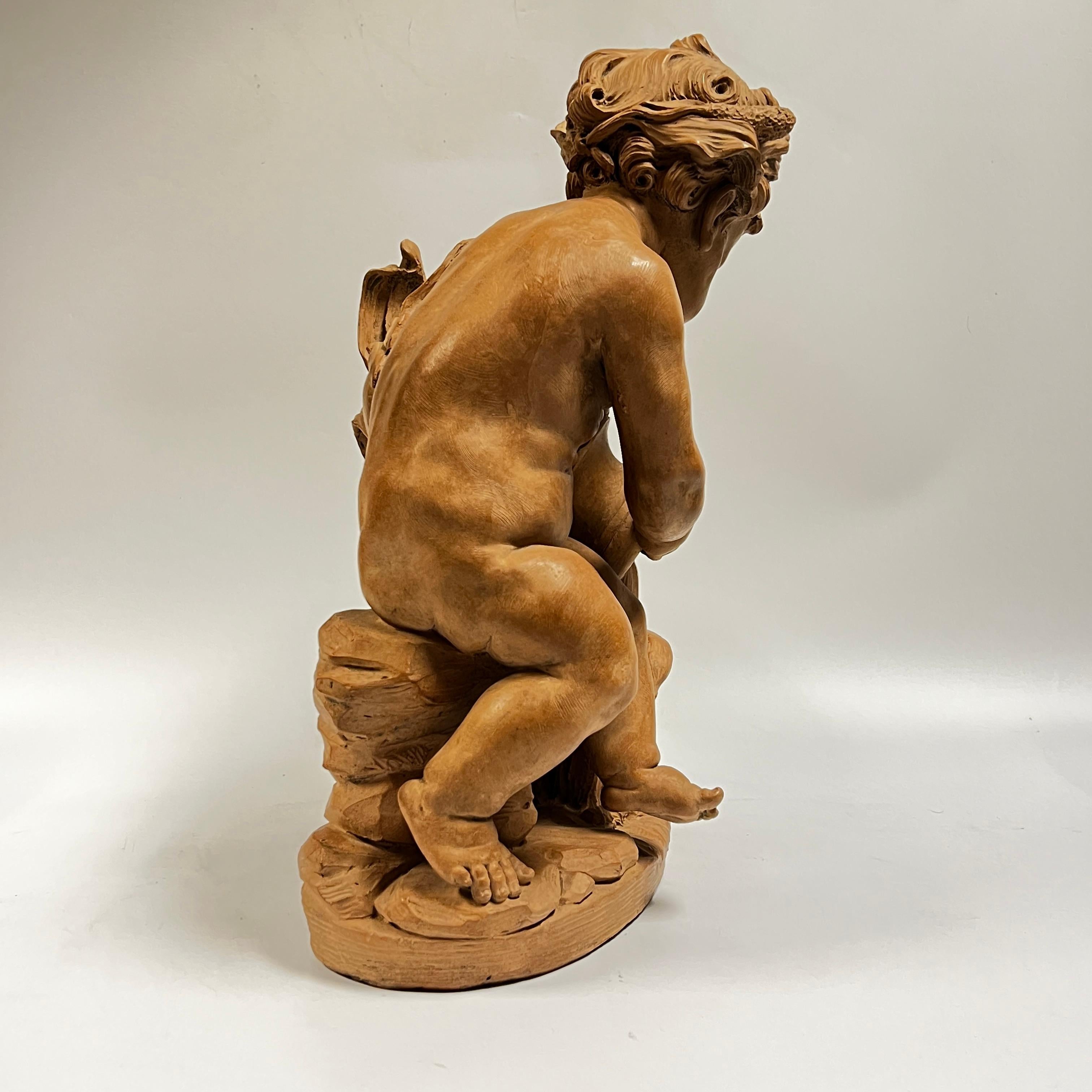 Putto francese del XIX secolo con cigno Scultura in terracotta alla maniera di Clodion in vendita 1