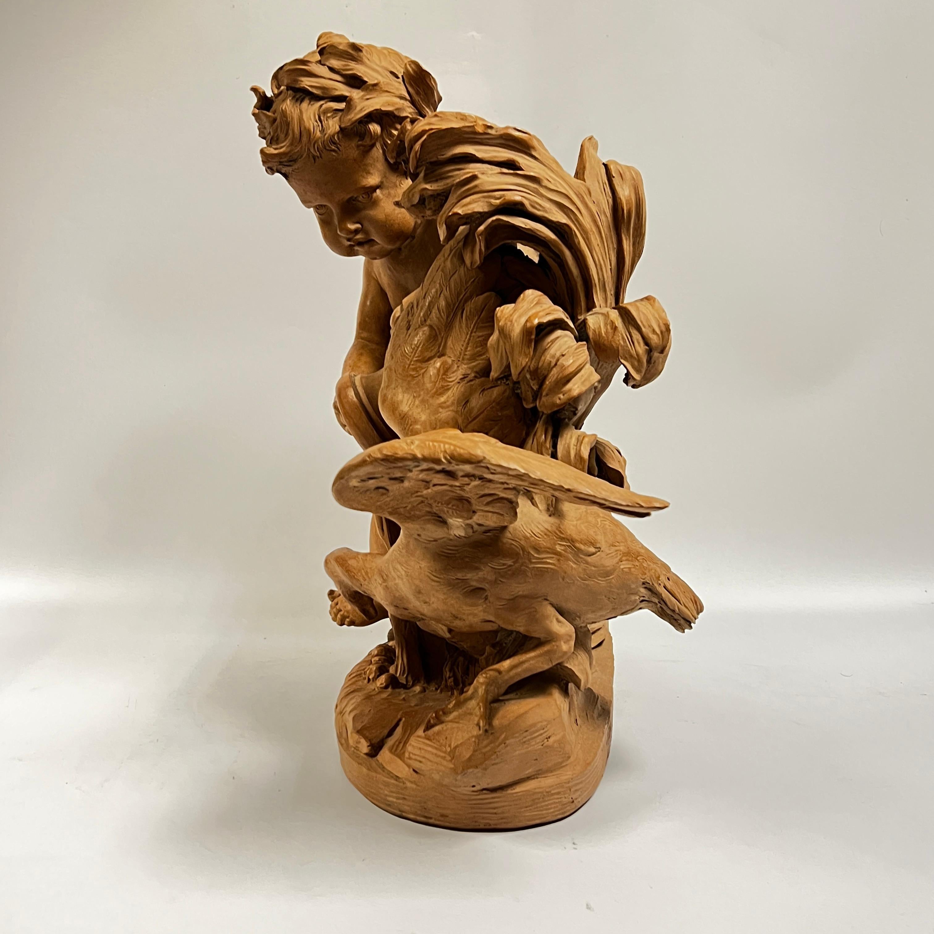 Putto francese del XIX secolo con cigno Scultura in terracotta alla maniera di Clodion in vendita 3