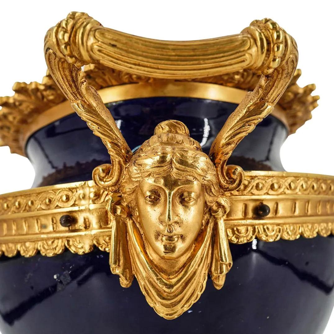 Louis XVI Centre de table français de style Sèvres du 19ème siècle en porcelaine bleu cobalt et bronze en vente
