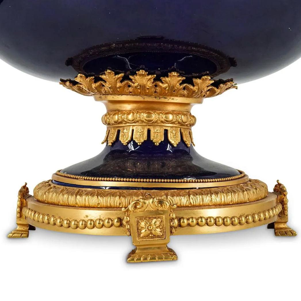 XIXe siècle Centre de table français de style Sèvres du 19ème siècle en porcelaine bleu cobalt et bronze en vente