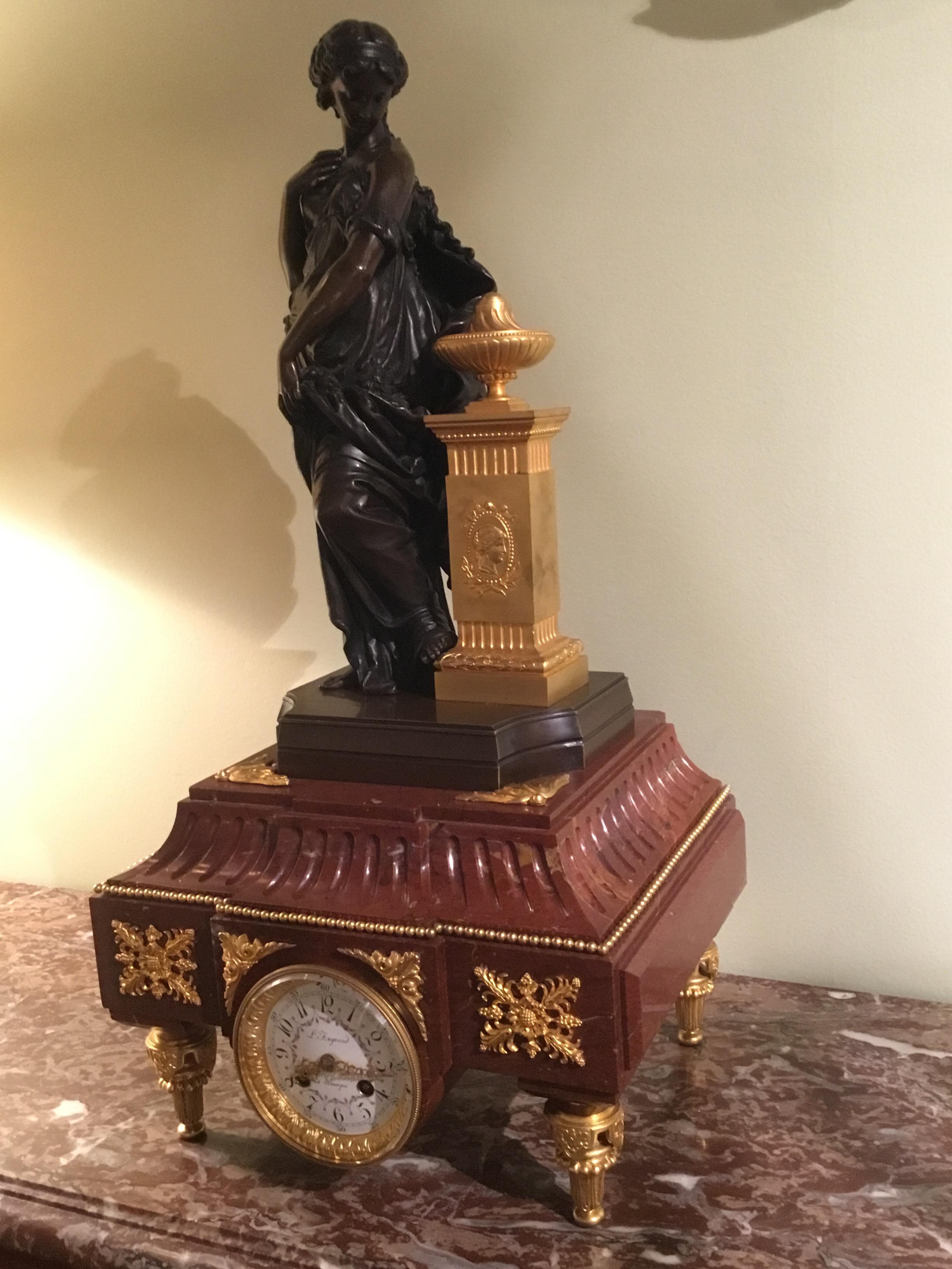 Exceptional presentation of a beautiful bronze sitting on top of a plateau of griotte
Marble, 19th century. The clock face is enamel with floral and foliate paintings surrounding the
Numeral. Bronze dore mounts decorate this lovely base. Toupee