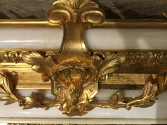 Reloj francés del siglo XIX, bronce dorado y patinado sobre base de mármol blanco